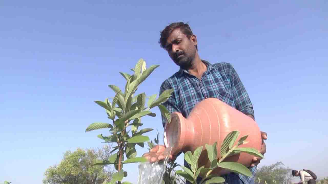 ಕೈ ತುಂಬ ಸಂಬಳ ತರುವ ಕೆಲಸ ಬಿಟ್ಟು ಒಂದು ವರ್ಷದಲ್ಲಿ ಏಕಾಂಗಿಯಾಗಿ ಬಾವಿ ತೋಡಿ ಬಂಗಾರ ಬೆಳೆದ ಎಂಟೆಕ್ ಪದವೀಧರ!