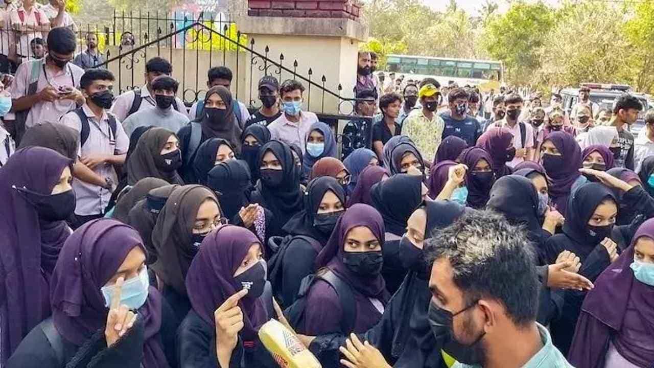 Hijab Row: ‘ಹಿಜಾಬ್ ವಿವಾದದ ಕುರಿತು ವಿದೇಶಗಳ ಪ್ರೇರೇಪಿತ ಹೇಳಿಕೆಗಳನ್ನು ಸ್ವಾಗತಿಸುವುದಿಲ್ಲ’- ವಿದೇಶಾಂಗ ಸಚಿವಾಲಯ