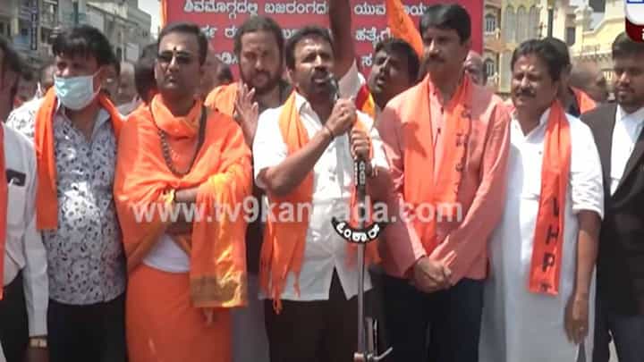 ಹರ್ಷನ ಕೊಲೆ ವಿರುದ್ಧ ಹಿಂದೂ-ಪರ ಸಂಘಟನೆ ಕಾರ್ಯಕರ್ತರೊಂದಿಗೆ ಪ್ರತಿಭಟನೆಗಿಳಿದ ಬಿಜೆಪಿ ಶಾಸಕನಿಗೆ ಮುಖಭಂಗ ಹರ್ಷನ ಕೊಲೆ ವಿರುದ್ಧ ಹಿಂದೂ-ಪರ ಸಂಘಟನೆ ಕಾರ್ಯಕರ್ತರೊಂದಿಗೆ ಪ್ರತಿಭಟನೆಗಿಳಿದ ಬಿಜೆಪಿ ಶಾಸಕನಿಗೆ ಮುಖಭಂಗ