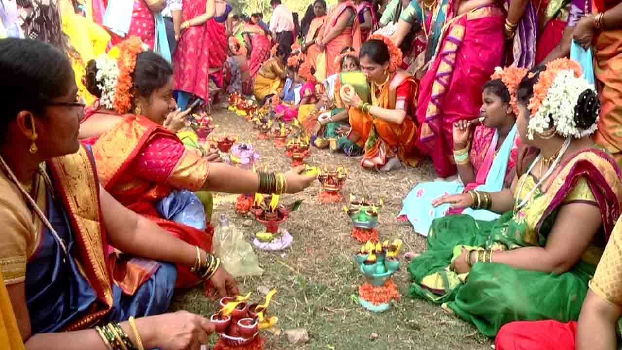 ಕಾರವಾರದಲ್ಲಿ ರಾಮನಾಥ ಜಾತ್ರೆ ಸಂಭ್ರಮ: ವಿವಾಹಕ್ಕೂ ಮುನ್ನ ಹೆಣ್ಮಕ್ಕಳು ದೀವಜ ನೀಡಬೇಕು, ಇಲ್ಲದಿದ್ದಲ್ಲಿ ಮದುವೆಯಾಗುವಂತಿಲ್ಲ! ಕಾರವಾರದಲ್ಲಿ ರಾಮನಾಥ ಜಾತ್ರೆ ಸಂಭ್ರಮ: ವಿವಾಹಕ್ಕೂ ಮುನ್ನ ಹೆಣ್ಮಕ್ಕಳು ದೀವಜ ನೀಡಬೇಕು, ಇಲ್ಲದಿದ್ದಲ್ಲಿ ಮದುವೆಯಾಗುವಂತಿಲ್ಲ!