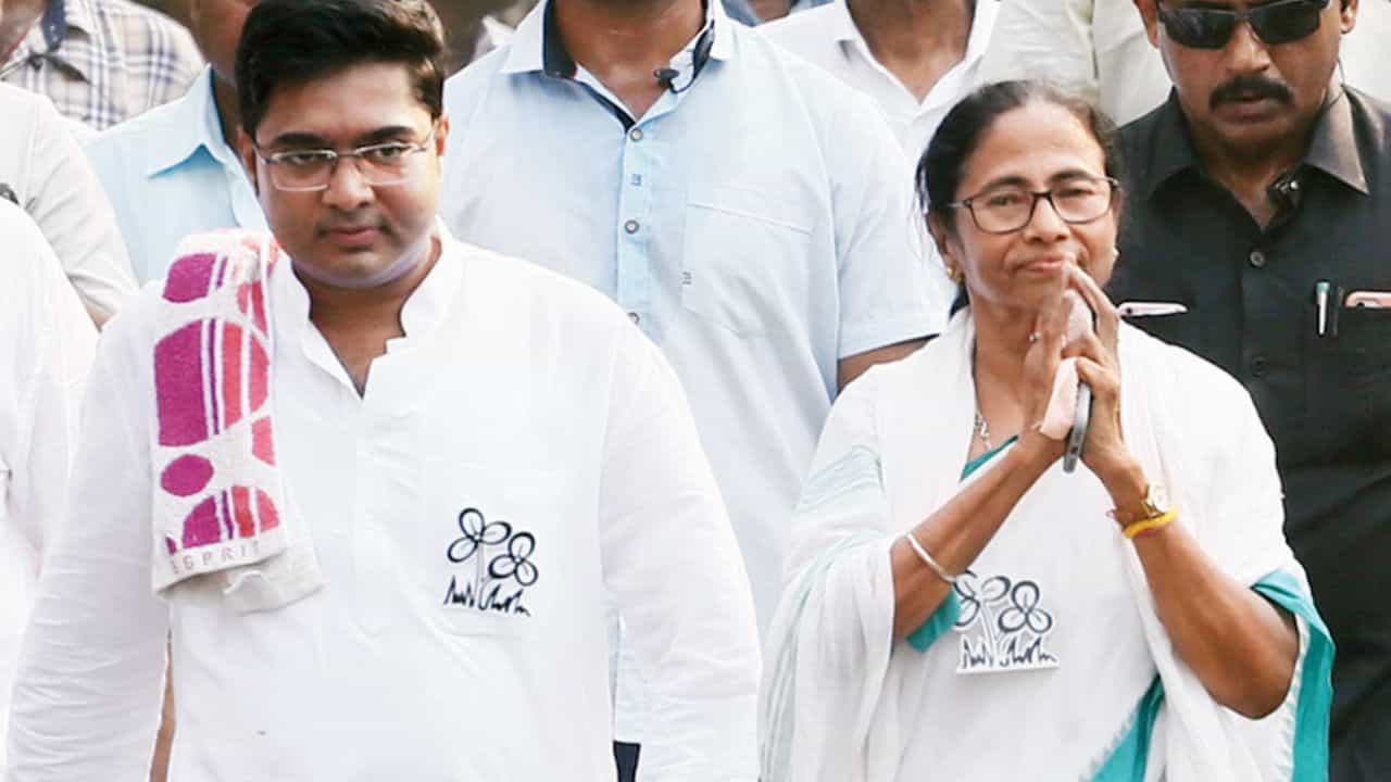 ‘ಒಬ್ಬ ವ್ಯಕ್ತಿ, ಒಂದು ಹುದ್ದೆ’ ಕುರಿತು ತೃಣಮೂಲ ಕಾಂಗ್ರೆಸ್ನಲ್ಲಿ ಅಸಮಾಧಾನ? ಏನಿದು ಗೊಂದಲ? ಇಲ್ಲಿದೆ ಮಾಹಿತಿ ‘ಒಬ್ಬ ವ್ಯಕ್ತಿ, ಒಂದು ಹುದ್ದೆ’ ಕುರಿತು ತೃಣಮೂಲ ಕಾಂಗ್ರೆಸ್ನಲ್ಲಿ ಅಸಮಾಧಾನ? ಏನಿದು ಗೊಂದಲ? ಇಲ್ಲಿದೆ ಮಾಹಿತಿ