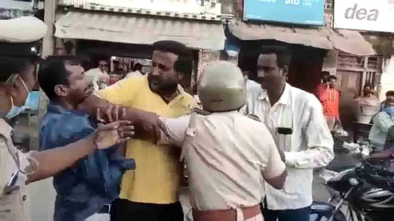 ದಂಡ ಕಟ್ಟುವಂತೆ ಹೇಳಿದಕ್ಕೆ ASI ಕಾಲರ್ ಹಿಡಿದು ಹಲ್ಲೆಗೆ ಯತ್ನಿಸಿದ ವ್ಯಕ್ತಿ; ಠಾಣೆಯಲ್ಲಿ ಕೇಸ್ ದಾಖಲು ದಂಡ ಕಟ್ಟುವಂತೆ ಹೇಳಿದಕ್ಕೆ ASI ಕಾಲರ್ ಹಿಡಿದು ಹಲ್ಲೆಗೆ ಯತ್ನಿಸಿದ ವ್ಯಕ್ತಿ; ಠಾಣೆಯಲ್ಲಿ ಕೇಸ್ ದಾಖಲು