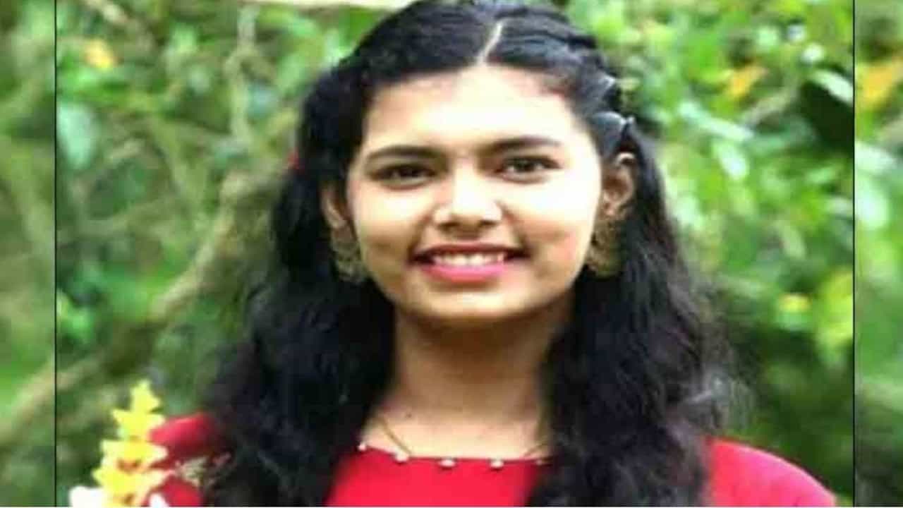 Rat poison: ಟೂಥ್ ಪೇಸ್ಟ್ ಎಂದು ಇಲಿ ಪಾಷಾಣದಲ್ಲಿ ಹಲ್ಲುಜ್ಜಿದ ಯುವತಿ ಆಸ್ಪತ್ರೆಯಲ್ಲಿ ಸಾವು Rat poison: ಟೂಥ್ ಪೇಸ್ಟ್ ಎಂದು ಇಲಿ ಪಾಷಾಣದಲ್ಲಿ ಹಲ್ಲುಜ್ಜಿದ ಯುವತಿ ಆಸ್ಪತ್ರೆಯಲ್ಲಿ ಸಾವು