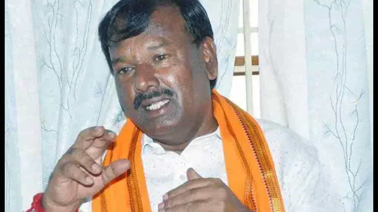 ಪೌರಕಾರ್ಮಿಕರ ಸಾವಿನ ಬಗ್ಗೆ ಪ್ರಸ್ತಾಪಿಸಿದ್ದಕ್ಕೆ ಪತ್ರಕರ್ತರ ವಿರುದ್ಧ ಹರಿಹಾಯ್ದ ಕೇಂದ್ರ ಸಚಿವ ಪೌರಕಾರ್ಮಿಕರ ಸಾವಿನ ಬಗ್ಗೆ ಪ್ರಸ್ತಾಪಿಸಿದ್ದಕ್ಕೆ ಪತ್ರಕರ್ತರ ವಿರುದ್ಧ ಹರಿಹಾಯ್ದ ಕೇಂದ್ರ ಸಚಿವ