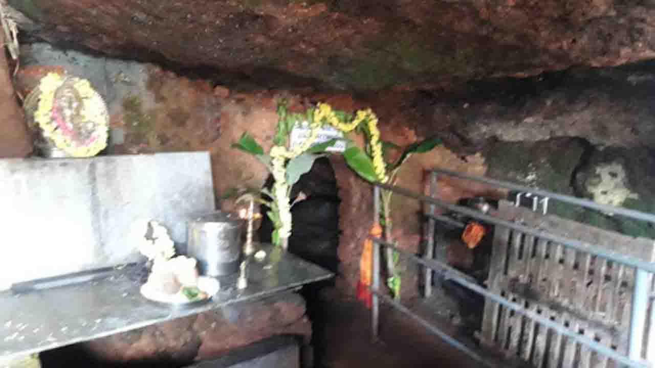 ನೆಲ್ಲಿತೀರ್ಥ ಗುಹೆ ದೇವಾಲಯ(Nellitheertha Cave Temple): 15 ನೇ ಶತಮಾನಕ್ಕೆ ಸೇರಿದ ನೆಲ್ಲಿತೀರ್ಥ ಪ್ರದೇಶವು ತನ್ನ ಮಹತ್ವ ಮತ್ತು ಸೌಂದರ್ಯದಿಂದಾಗಿ ಶಿವ ಭಕ್ತರಿಗೆ ಹೆಚ್ಚು ಇಷ್ಟವಾಗುತ್ತದೆ. ಗುಹೆಯ ಹೊರಗೆ ಶಿವನಿಗೆ ಪ್ರತಿಮೆಯ ರೂಪದಲ್ಲಿ ಅರ್ಪಿತವಾದ ದೇವಾಲಯವಿದೆ. ಇಲ್ಲಿ ಮೊಣಕಾಲುಗಳ ಮೇಲೆ ಗುಹೆಯೊಳಗೆ ಪ್ರವೇಶಿಸಬೇಕು.