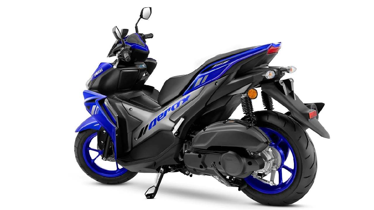 ಇನ್ನು  Yamaha Aerox maxi ನಲ್ಲಿ 5.8-ಇಂಚಿನ LCD ಡಿಸ್​ಪ್ಲೇ ನೀಡಲಾಗಿದ್ದು, ಇದರೊಂದಿಗೆ ಬ್ಲೂಟೂತ್ ಸಂಪರ್ಕವನ್ನು ಸಹ ನೀಡಲಾಗಿದೆ. ಇದಕ್ಕಾಗಿ ವಿಶೇಷ ಅಪ್ಲಿಕೇಶನ್‌ ಕೂಡ ಪರಿಚಯಿಸಲಾಗಿದೆ. ಇದಲ್ಲದೆ, ಸಿಂಗಲ್ ಚಾನೆಲ್ ಎಬಿಎಸ್ ಬ್ರೇಕ್, ಎಲ್ಇಡಿ ಲೈಟ್ ಮುಂತಾದ ವೈಶಿಷ್ಟ್ಯಗಳು ಇದರಲ್ಲಿದೆ. ಅಂದಹಾಗೆ Aerox 155 ಎಕ್ಸ್ ಶೋ ರೂಂ ಬೆಲೆ 1.29 ಲಕ್ಷದಿಂದ ಪ್ರಾರಂಭವಾಗುತ್ತದೆ. 