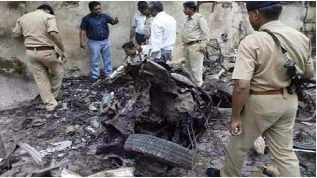 Ahmedabad Blast Case: 2008ರ ಅಹಮದಾಬಾದ್ ಬಾಂಬ್ ಸ್ಫೋಟ ಪ್ರಕರಣ; 49 ಆರೋಪಿಗಳಿಗೆ ಶಿಕ್ಷೆ, 28 ಆರೋಪಿಗಳು ಖುಲಾಸೆ Ahmedabad Blast Case: 2008ರ ಅಹಮದಾಬಾದ್ ಬಾಂಬ್ ಸ್ಫೋಟ ಪ್ರಕರಣ; 49 ಆರೋಪಿಗಳಿಗೆ ಶಿಕ್ಷೆ, 28 ಆರೋಪಿಗಳು ಖುಲಾಸೆ
