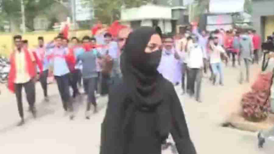 Hijab Row: ಜೈ ಶ್ರೀರಾಮ್ ಘೋಷಣೆ ಕೂಗಿದವರ ಮುಂದೆ ಅಲ್ಲಾಹು ಅಕ್ಬರ್ ಎಂದ ಯುವತಿಗೆ 5 ಲಕ್ಷ ರೂ. ಬಹುಮಾನ