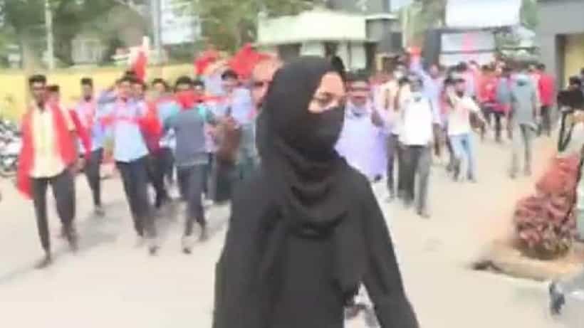 Hijab Row: ಜೈ ಶ್ರೀರಾಮ್ ಘೋಷಣೆ ಕೂಗಿದವರ ಮುಂದೆ ಅಲ್ಲಾಹು ಅಕ್ಬರ್ ಎಂದ ಯುವತಿಗೆ 5 ಲಕ್ಷ ರೂ. ಬಹುಮಾನ