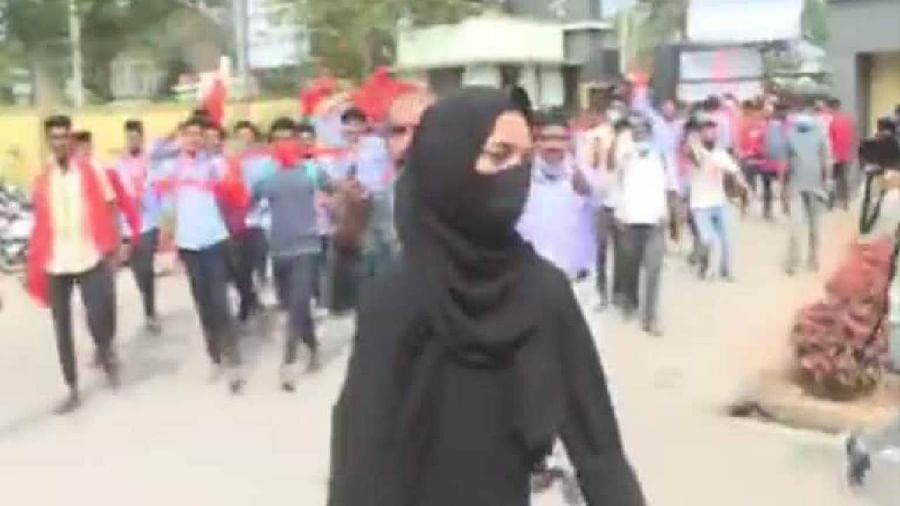 Hijab Row: ಜೈ ಶ್ರೀರಾಮ್ ಘೋಷಣೆ ಕೂಗಿದವರ ಮುಂದೆ ಅಲ್ಲಾಹು ಅಕ್ಬರ್ ಎಂದ ಯುವತಿಗೆ 5 ಲಕ್ಷ ರೂ. ಬಹುಮಾನ Hijab Row: ಜೈ ಶ್ರೀರಾಮ್ ಘೋಷಣೆ ಕೂಗಿದವರ ಮುಂದೆ ಅಲ್ಲಾಹು ಅಕ್ಬರ್ ಎಂದ ಯುವತಿಗೆ 5 ಲಕ್ಷ ರೂ. ಬಹುಮಾನ