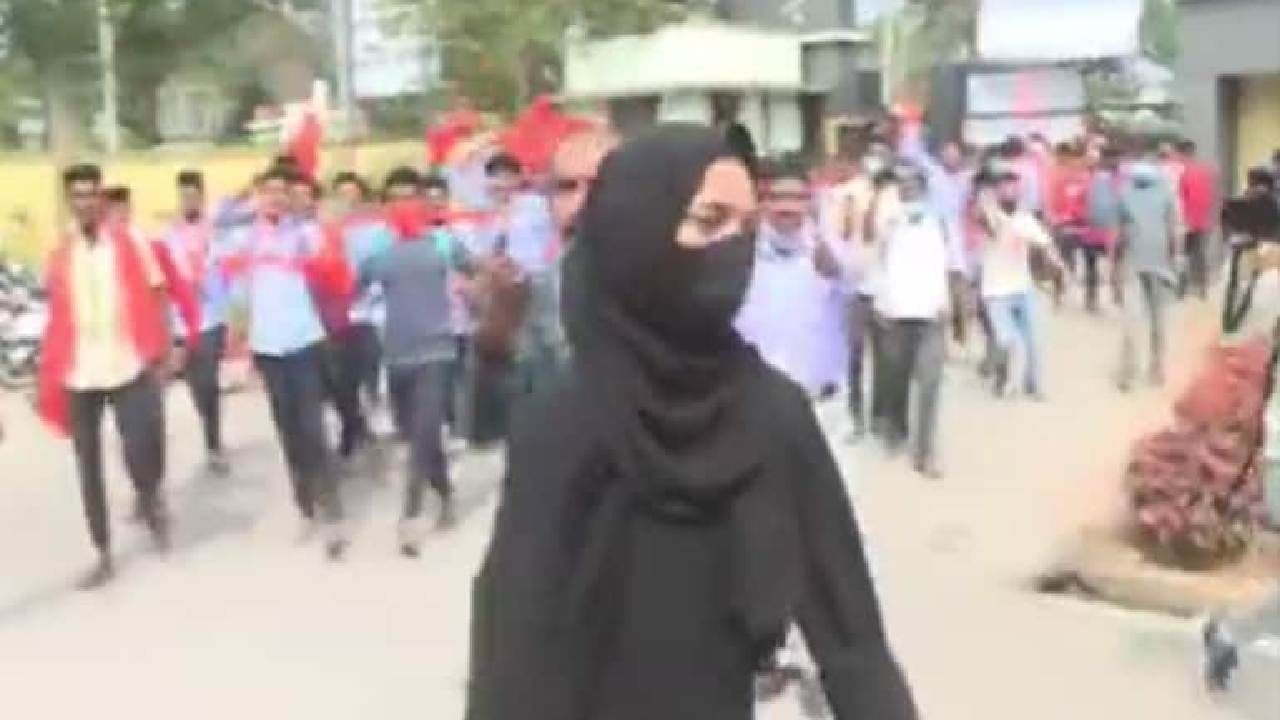 Karnataka Hijab Row: ಜೈ ಶ್ರೀರಾಮ್ ಎಂದ ಯುವಕರೆದುರು ಅಲ್ಲಾಹು ಅಕ್ಬರ್ ಘೋಷಣೆ ಕೂಗಿದ ಬುರ್ಖಾಧಾರಿ ವಿದ್ಯಾರ್ಥಿನಿ