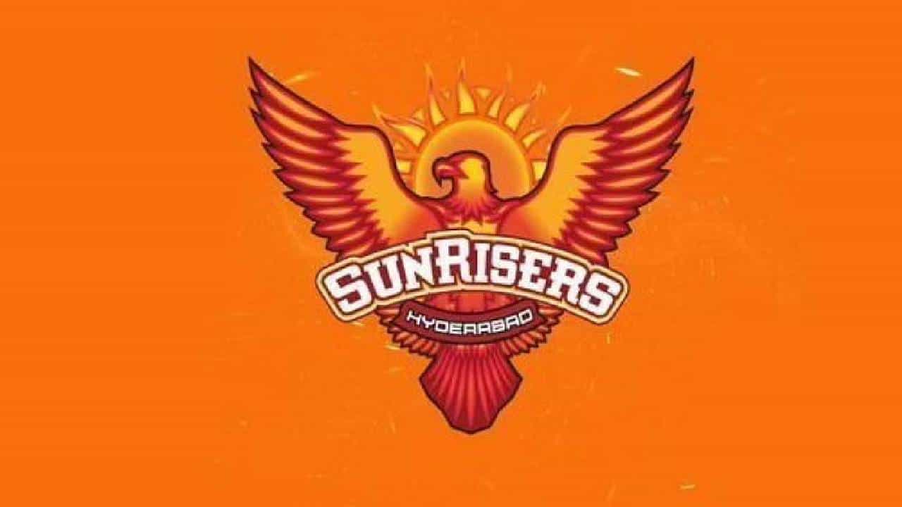 ಇಂಡಿಯನ್ ಪ್ರೀಮಿಯರ್ ಲೀಗ್ ಸೀಸನ್ 15 ಮೆಗಾ ಹರಾಜಿಗೂ ಮುನ್ನ ಸನ್ರೈಸರ್ಸ್ ಹೈದಾರಾಬಾದ್ ತಂಡವು ತನ್ನ ಹೊಸ ಜೆರ್ಸಿಯನ್ನು ಅನಾವರಣಗೊಳಿಸಿದೆ. ಈ ಬಾರಿ ಕೂಡ ಈ ಹಿಂದಿನ ಬಣ್ಣಗಳನ್ನೇ ಮುಂದುವರೆಸಿದ್ದು, ಅದರಂತೆ ಕಿತ್ತಳೆ ಮತ್ತು ಕಪ್ಪು ಬಣ್ಣಗಳಲ್ಲಿ ಹೊಸ ಜೆರ್ಸಿಯನ್ನು ವಿನ್ಯಾಸಗೊಳಿಸಲಾಗಿದೆ.