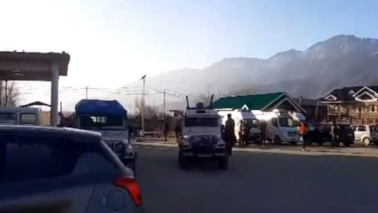 ಜಮ್ಮು ಕಾಶ್ಮೀರದ ಬಂಡಿಪೊರಾದಲ್ಲಿ ಗ್ರೆನೇಡ್ ದಾಳಿ; ಪೊಲೀಸ್ ಸಾವು, ನಾಲ್ವರು ಭದ್ರತಾ ಸಿಬ್ಬಂದಿಗೆ ಗಾಯ ಜಮ್ಮು ಕಾಶ್ಮೀರದ ಬಂಡಿಪೊರಾದಲ್ಲಿ ಗ್ರೆನೇಡ್ ದಾಳಿ; ಪೊಲೀಸ್ ಸಾವು, ನಾಲ್ವರು ಭದ್ರತಾ ಸಿಬ್ಬಂದಿಗೆ ಗಾಯ