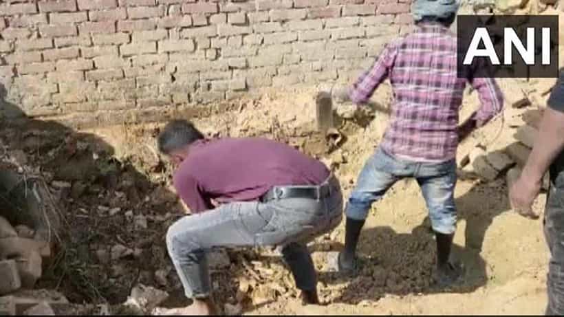 ಉನ್ನಾವೋದಲ್ಲಿ ಎಸ್ಪಿ ನಾಯಕನ ಹೊಲದಲ್ಲಿ ದಲಿತ ಯುವತಿಯ ಶವ ಪತ್ತೆ; ನ್ಯಾಯಕ್ಕಾಗಿ ಅಖಿಲೇಶ್ ಯಾದವ್ಗೆ ಪೋಷಕರ ಒತ್ತಾಯ