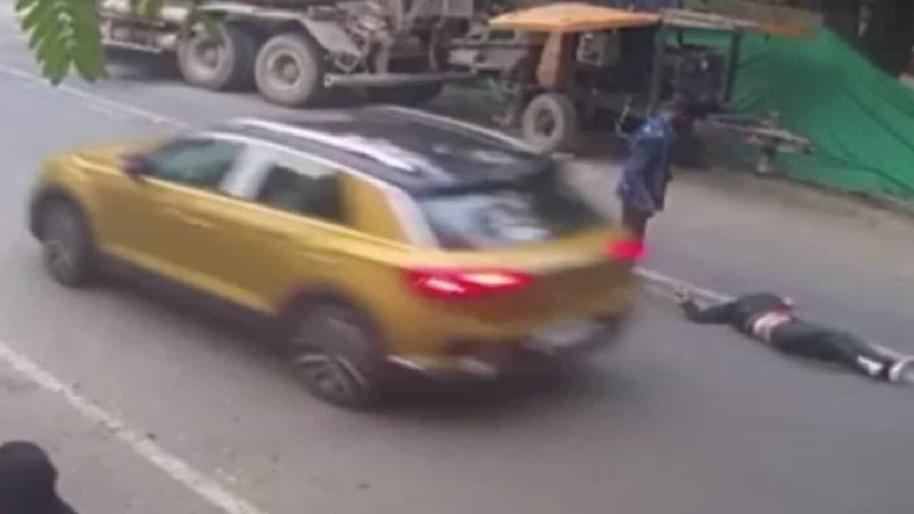 Shocking Video: ಉದ್ಯಮಿಗೆ ಡಿಕ್ಕಿ ಹೊಡೆದು ಬಾನೆಟ್ ಮೇಲೆ ಎಳೆದುಕೊಂಡು ಹೋದ ಕಾರು; ಮಾಜಿ ಐಎಎಸ್ ಅಧಿಕಾರಿ, ಮಗನ ಬಂಧನ Shocking Video: ಉದ್ಯಮಿಗೆ ಡಿಕ್ಕಿ ಹೊಡೆದು ಬಾನೆಟ್ ಮೇಲೆ ಎಳೆದುಕೊಂಡು ಹೋದ ಕಾರು; ಮಾಜಿ ಐಎಎಸ್ ಅಧಿಕಾರಿ, ಮಗನ ಬಂಧನ