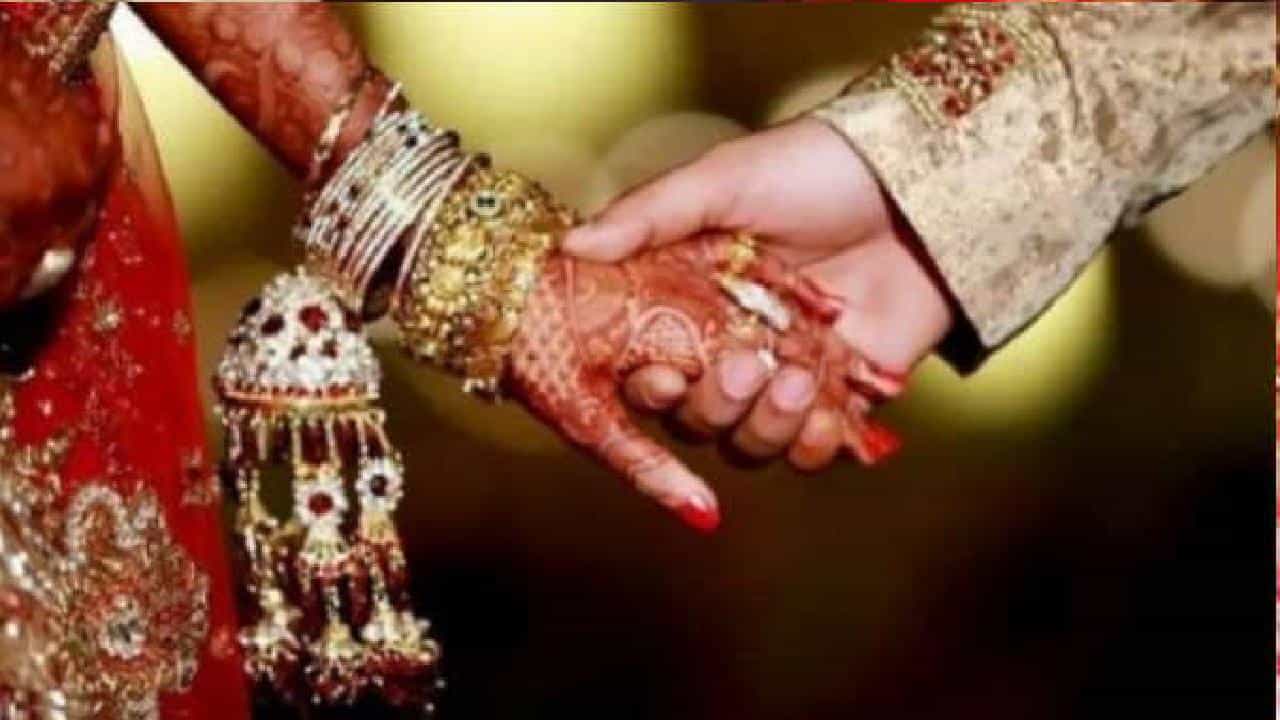 Viral News: ಮದುವೆಯಾದ ಕೂಡಲೆ ಗಂಡನ ಬಿಟ್ಟು ಪ್ರಿಯಕರನ ಜೊತೆ ವಧು ಪರಾರಿ; ಲವ್ ಸ್ಟೋರಿಗೆ ಹೊಸ ಟ್ವಿಸ್ಟ್! Viral News: ಮದುವೆಯಾದ ಕೂಡಲೆ ಗಂಡನ ಬಿಟ್ಟು ಪ್ರಿಯಕರನ ಜೊತೆ ವಧು ಪರಾರಿ; ಲವ್ ಸ್ಟೋರಿಗೆ ಹೊಸ ಟ್ವಿಸ್ಟ್!