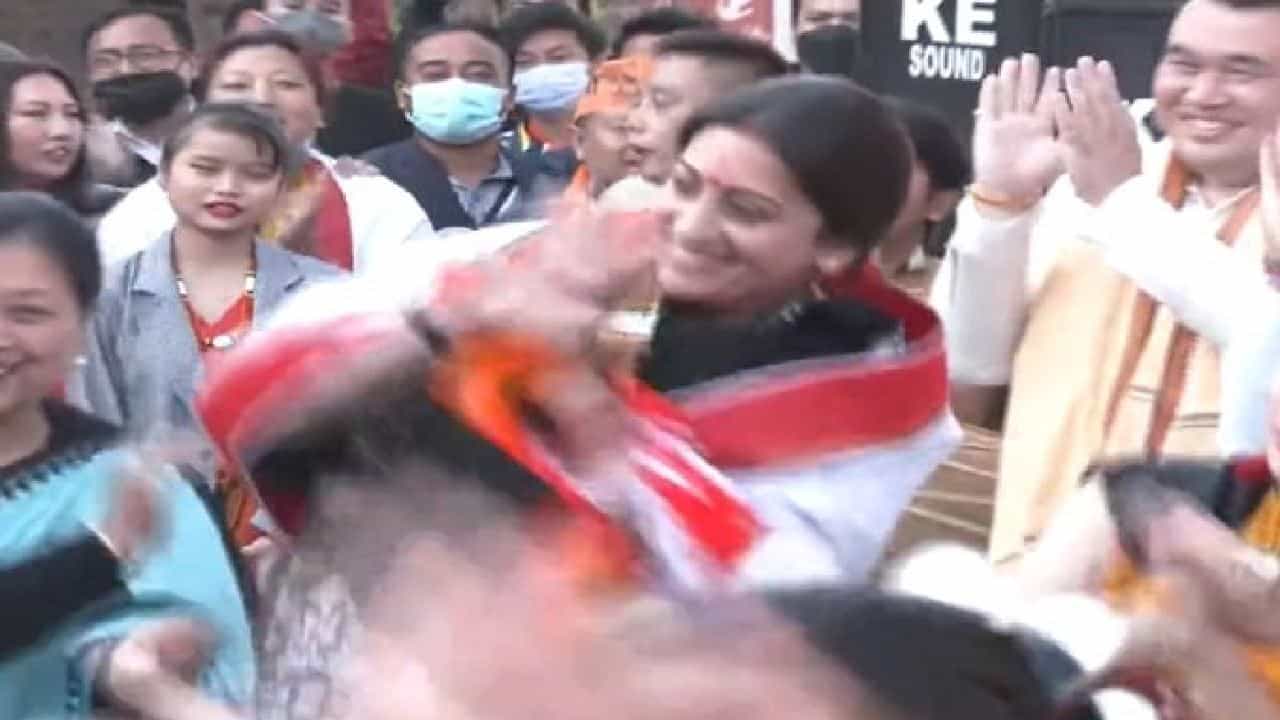 Smriti Irani: ಮಣಿಪುರದ ಮಹಿಳೆಯರೊಂದಿಗೆ ಸಾಂಪ್ರದಾಯಿಕ ನೃತ್ಯ ಮಾಡಿ ಮನ ಗೆದ್ದ ಸಚಿವೆ ಸ್ಮೃತಿ ಇರಾನಿ; ವಿಡಿಯೋ ವೈರಲ್ Smriti Irani: ಮಣಿಪುರದ ಮಹಿಳೆಯರೊಂದಿಗೆ ಸಾಂಪ್ರದಾಯಿಕ ನೃತ್ಯ ಮಾಡಿ ಮನ ಗೆದ್ದ ಸಚಿವೆ ಸ್ಮೃತಿ ಇರಾನಿ; ವಿಡಿಯೋ ವೈರಲ್