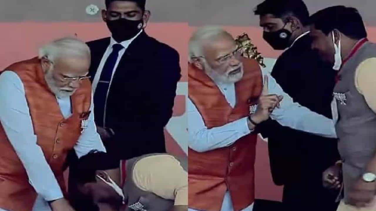 Viral Video: ಪಾದ ಮುಟ್ಟಿ ನಮಸ್ಕರಿಸಿದ ಬಿಜೆಪಿ ನಾಯಕನಿಗೆ ಸನ್ನೆಯಲ್ಲೇ ಪಾಠ ಮಾಡಿದ ಪ್ರಧಾನಿ ನರೇಂದ್ರ ಮೋದಿ Viral Video: ಪಾದ ಮುಟ್ಟಿ ನಮಸ್ಕರಿಸಿದ ಬಿಜೆಪಿ ನಾಯಕನಿಗೆ ಸನ್ನೆಯಲ್ಲೇ ಪಾಠ ಮಾಡಿದ ಪ್ರಧಾನಿ ನರೇಂದ್ರ ಮೋದಿ