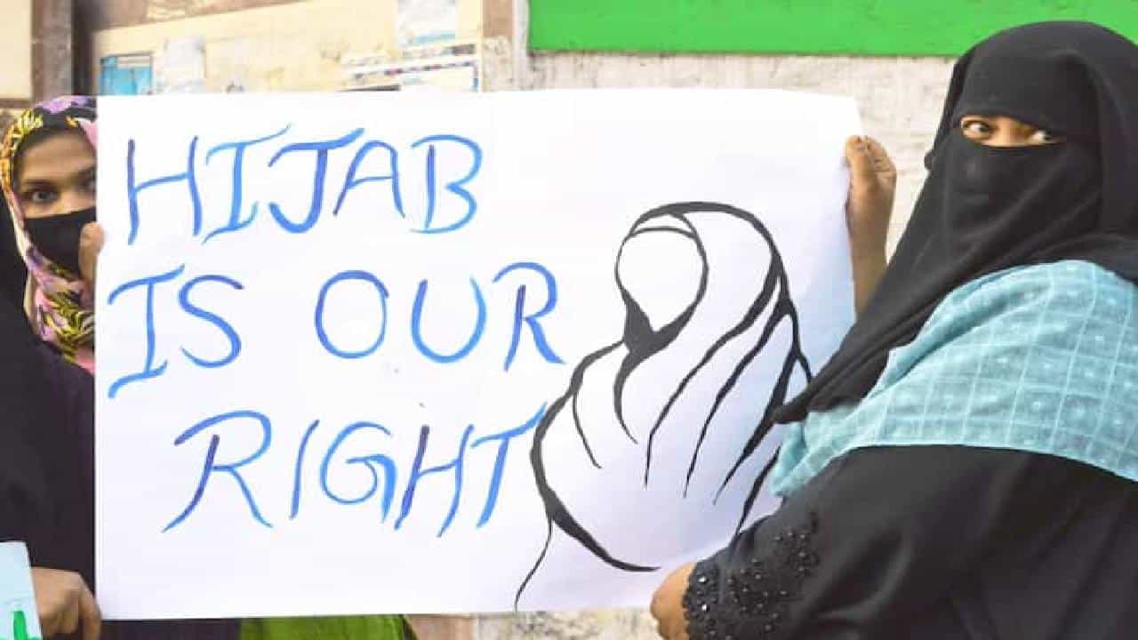 Hijab Row: ಹಿಜಾಬ್ ತೆಗೆದು ಬನ್ನಿ; ಹಣ ಡ್ರಾ ಮಾಡಲು ಬಂದ ಮುಸ್ಲಿಂ ಮಹಿಳೆಯನ್ನು ತಡೆದ ಬ್ಯಾಂಕ್ ಸಿಬ್ಬಂದಿ Hijab Row: ಹಿಜಾಬ್ ತೆಗೆದು ಬನ್ನಿ; ಹಣ ಡ್ರಾ ಮಾಡಲು ಬಂದ ಮುಸ್ಲಿಂ ಮಹಿಳೆಯನ್ನು ತಡೆದ ಬ್ಯಾಂಕ್ ಸಿಬ್ಬಂದಿ