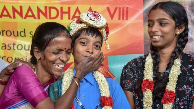 R Praggnanandhaa: ಕಾರ್ಟೂನ್ ನೋಡುವುದನ್ನು ತಪ್ಪಿಸಲು ಚೆಸ್ ಕೊಡಿಸಿದ್ರು: ಇದೀಗ ಪುಟ್ಟ ಬಾಲಕ ವಿಶ್ವ ಚಾಂಪಿಯನ್ನರಿಗೆ ಸೋಲುಣಿಸಿದ..! R Praggnanandhaa: ಕಾರ್ಟೂನ್ ನೋಡುವುದನ್ನು ತಪ್ಪಿಸಲು ಚೆಸ್ ಕೊಡಿಸಿದ್ರು: ಇದೀಗ ಪುಟ್ಟ ಬಾಲಕ ವಿಶ್ವ ಚಾಂಪಿಯನ್ನರಿಗೆ ಸೋಲುಣಿಸಿದ..!