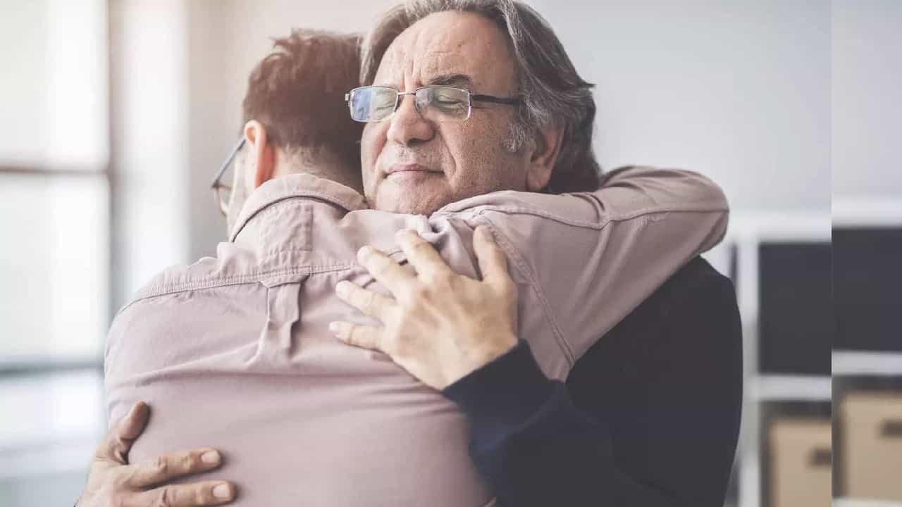 Hugging Benefits: ತಬ್ಬಿ ನನ್ನ ಅಪ್ಪಿಕೋ ಒಮ್ಮೆ ಹಾಗೇ ಸುಮ್ಮನೆ; ಅಪ್ಪುಗೆಯಿಂದ ಏನೆಲ್ಲ ಉಪಯೋಗವಿದೆ ಗೊತ್ತಾ? Hugging Benefits: ತಬ್ಬಿ ನನ್ನ ಅಪ್ಪಿಕೋ ಒಮ್ಮೆ ಹಾಗೇ ಸುಮ್ಮನೆ; ಅಪ್ಪುಗೆಯಿಂದ ಏನೆಲ್ಲ ಉಪಯೋಗವಿದೆ ಗೊತ್ತಾ?