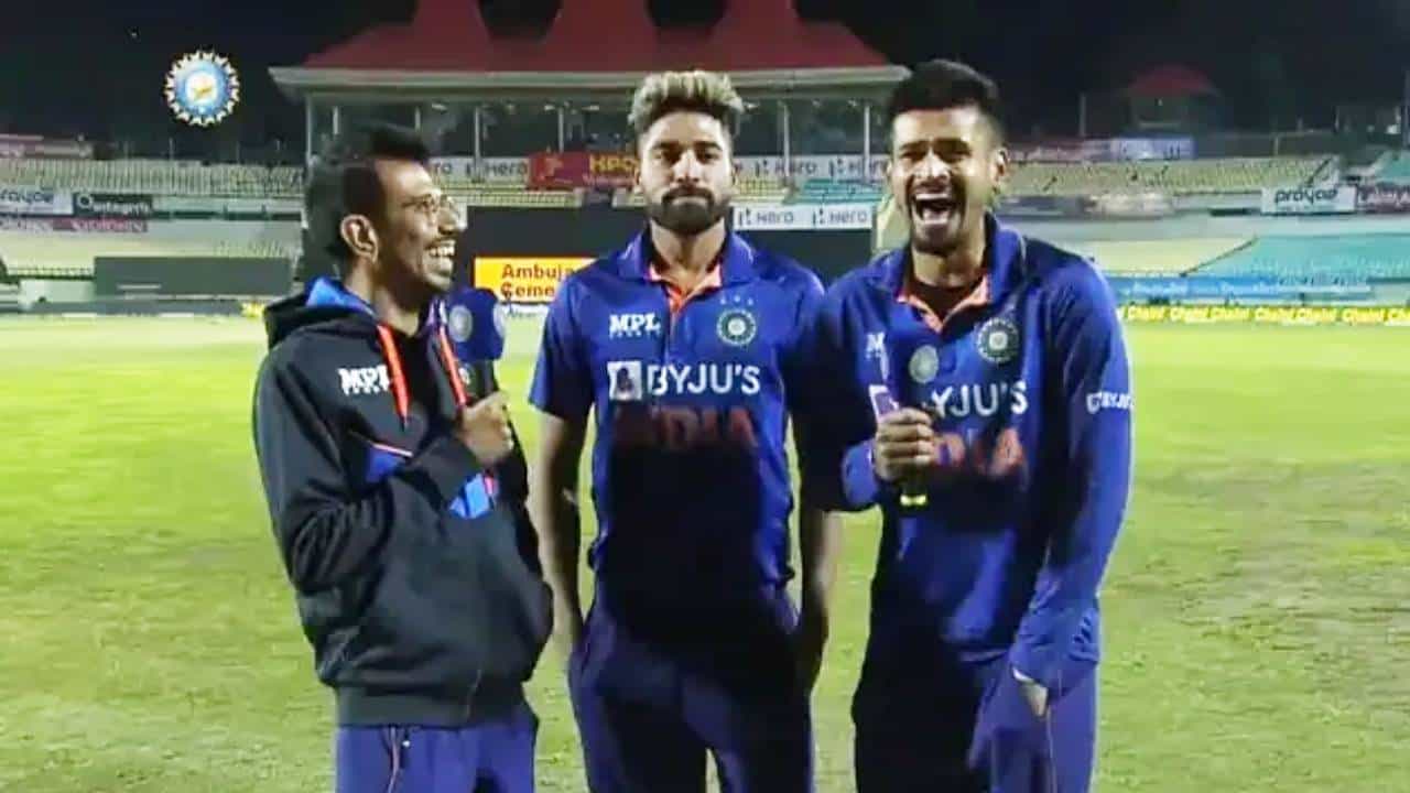 IND vs SL: ಇವನ ಕೂದಲು ನೋಡು...ಸಿರಾಜ್ನ ಫುಲ್ ಟ್ರೋಲ್ ಮಾಡಿದ ಚಹಾಲ್ IND vs SL: ಇವನ ಕೂದಲು ನೋಡು...ಸಿರಾಜ್ನ ಫುಲ್ ಟ್ರೋಲ್ ಮಾಡಿದ ಚಹಾಲ್