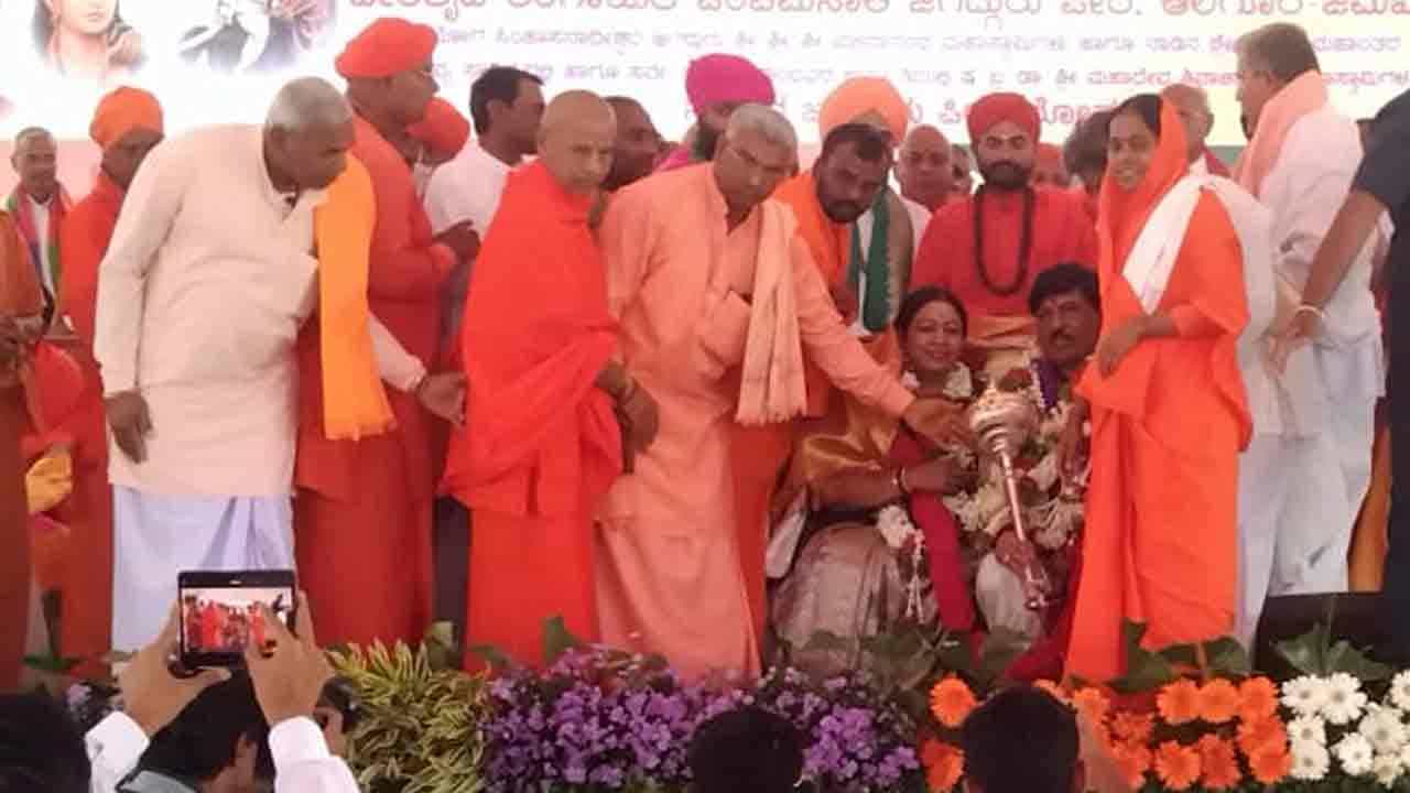 ಪಂಚಮಸಾಲಿ 3ನೇ ಪೀಠ ಅಸ್ತಿತ್ವಕ್ಕೆ: ಮಹದೇವ ಶಿವಾಚಾರ್ಯ ಪೀಠಾರೋಹಣ, ಮುಂಚೂಣಿಯಲ್ಲಿ ನಿಂತ ಮುರುಗೇಶ್ ನಿರಾಣಿ ಪಂಚಮಸಾಲಿ 3ನೇ ಪೀಠ ಅಸ್ತಿತ್ವಕ್ಕೆ: ಮಹದೇವ ಶಿವಾಚಾರ್ಯ ಪೀಠಾರೋಹಣ, ಮುಂಚೂಣಿಯಲ್ಲಿ ನಿಂತ ಮುರುಗೇಶ್ ನಿರಾಣಿ