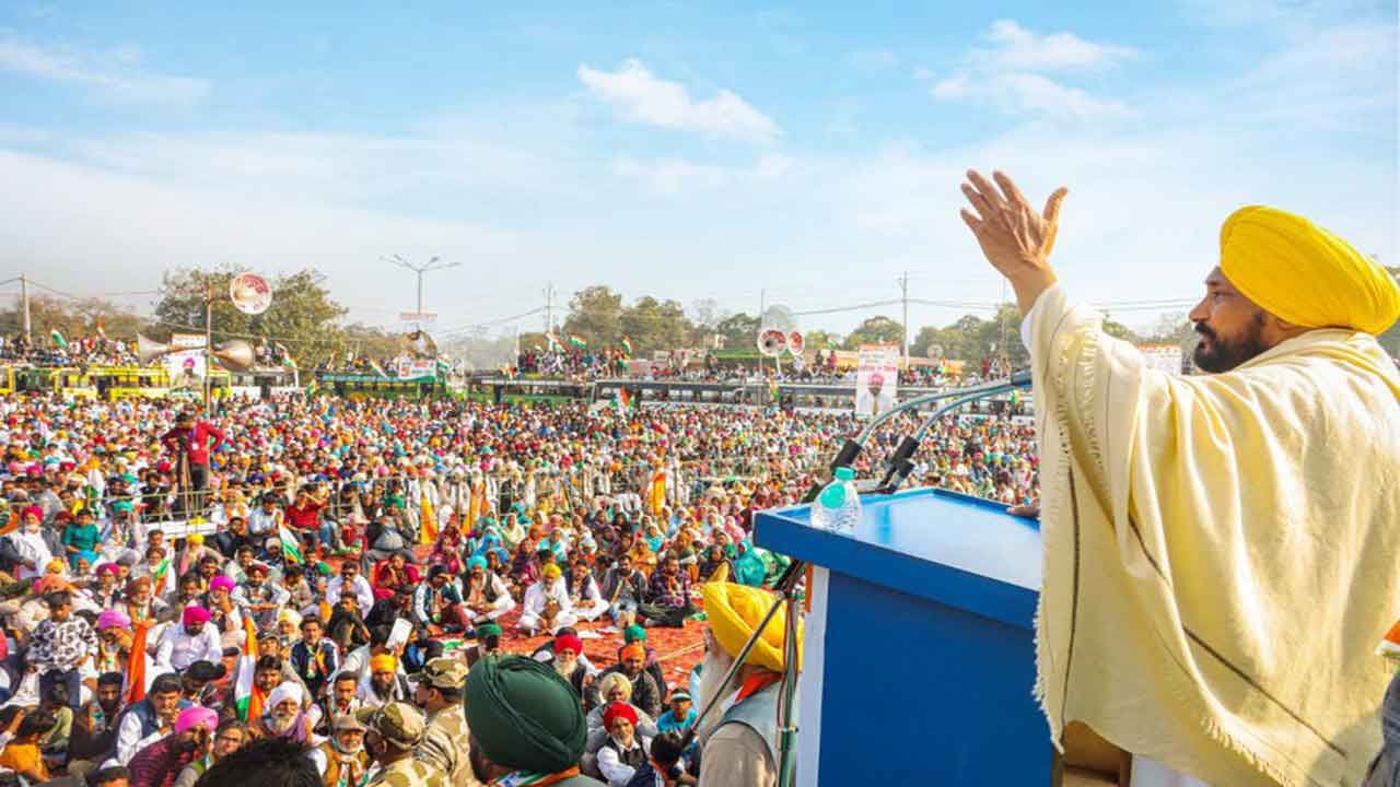 ಪಂಜಾಬ್​​ನಲ್ಲಿ ಕಾಂಗ್ರೆಸ್ ಪ್ರಣಾಳಿಕೆ ಬಿಡುಗಡೆ; ಒಂದು ಲಕ್ಷ ಸರ್ಕಾರಿ ಉದ್ಯೋಗ, ವರ್ಷಕ್ಕೆ 8 ಉಚಿತ ಅಡುಗೆ ಅನಿಲ ಸಿಲಿಂಡರ್‌ ಭರವಸೆ