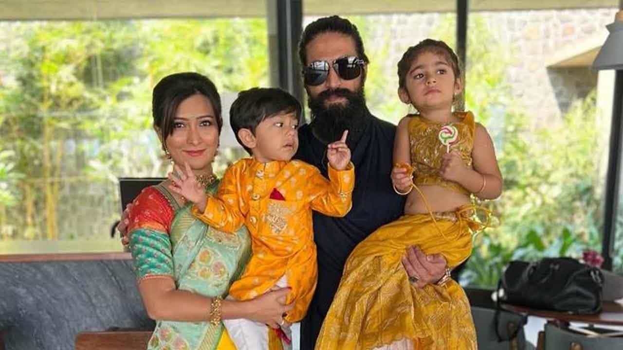ಕೊವಿಡ್ನ ಮೂರು ಅಲೆಗಳು ಬಂದು ಹೋಗಿವೆ. ಈ ವೈರಸ್ನಿಂದಾಗಿ ಹೊರ ಜಗತ್ತನ್ನು ಸರಿಯಾಗಿ ನೋಡೋಕೆ ಅನೇರಿಂದ ಸಾಧ್ಯವಾಗಿಲ್ಲ. ಸೆಲೆಬ್ರಿಟಿಗಳಿಗೂ ಕೂಡ ಹೀಗೆಯೇ ಆಗಿದೆ. ಅನೇಕರಿಗೆ ಮದುವೆ ಸಮಾರಂಭಗಳಲ್ಲಿ ಮಿಂಚೋಕೆ ಸಾಧ್ಯವಾಗಿರಲಿಲ್ಲ. ನಟಿ ರಾಧಿಕಾ ಪಂಡಿತ್ಗೂ ಇದೇ ರೀತಿ ಆಗಿತ್ತು. ಈಗ ಹಲವು ಸಮಯದ ನಂತರ ಅವರು ಮದುವೆ ಸಮಾರಂಭದಲ್ಲಿ ಪಾಲ್ಗೊಂಡಿದ್ದಾರೆ.