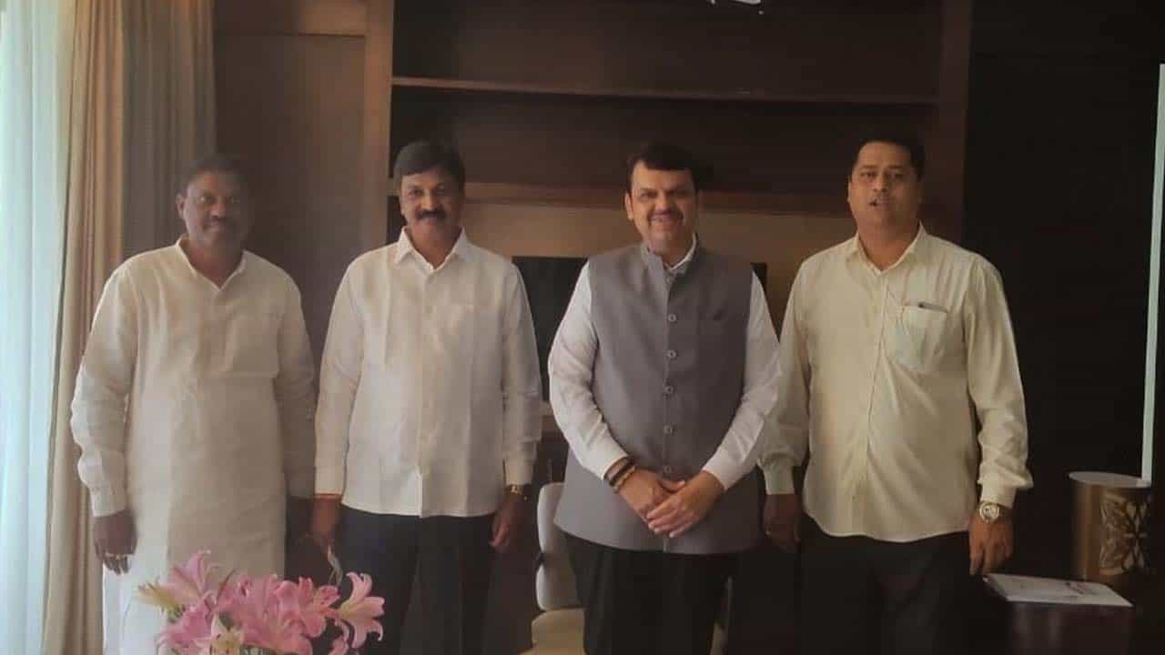 ಮಹಾರಾಷ್ಟ್ರ ಮಾಜಿ ಮುಖ್ಯಮಂತ್ರಿ ಫಡ್ನವಿಸ್ ಜೊತೆ ರಮೇಶ್ ಜಾರಕಿಹೊಳಿ ಚರ್ಚೆ; ಸಚಿವ ಸ್ಥಾನಕ್ಕೆ ಆಗ್ರಹ ಮಹಾರಾಷ್ಟ್ರ ಮಾಜಿ ಮುಖ್ಯಮಂತ್ರಿ ಫಡ್ನವಿಸ್ ಜೊತೆ ರಮೇಶ್ ಜಾರಕಿಹೊಳಿ ಚರ್ಚೆ; ಸಚಿವ ಸ್ಥಾನಕ್ಕೆ ಆಗ್ರಹ
