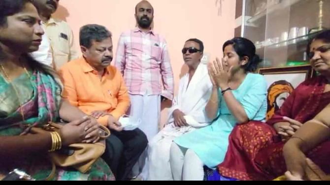 ಶಿವಮೊಗ್ಗ: ಮನೆಗೆ ಭೇಟಿ ನೀಡಿದ ರೇಣುಕಾಚಾರ್ಯ ಎದುರು ದುಃಖ ತೋಡಿಕೊಂಡ ಮೃತ ಹರ್ಷನ ತಾಯಿ ಶಿವಮೊಗ್ಗ: ಮನೆಗೆ ಭೇಟಿ ನೀಡಿದ ರೇಣುಕಾಚಾರ್ಯ ಎದುರು ದುಃಖ ತೋಡಿಕೊಂಡ ಮೃತ ಹರ್ಷನ ತಾಯಿ