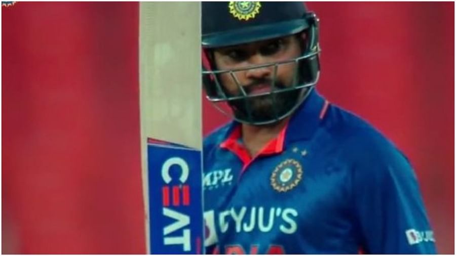 IND vs WI: ಮೊದಲ ಏಕದಿನ ಪಂದ್ಯದಲ್ಲಿ ರೋಹಿತ್ ಮಿಂಚಿಂಗ್; ಕೊಹ್ಲಿ- ಸೆಹ್ವಾಗ್ ದಾಖಲೆಯೂ ಉಡೀಸ್ IND vs WI: ಮೊದಲ ಏಕದಿನ ಪಂದ್ಯದಲ್ಲಿ ರೋಹಿತ್ ಮಿಂಚಿಂಗ್; ಕೊಹ್ಲಿ- ಸೆಹ್ವಾಗ್ ದಾಖಲೆಯೂ ಉಡೀಸ್