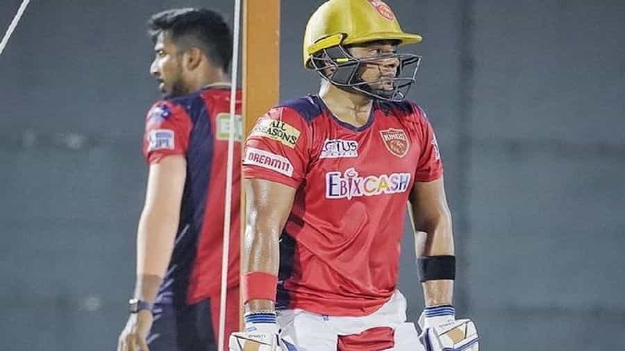 ಮುಂಬೈ ಬ್ಯಾಟ್ಸ್ಮನ್ ಸರ್ಫರಾಜ್ ಖಾನ್ ಐಪಿಎಲ್ 2022 ಹರಾಜಿನಲ್ಲಿ ಕೇವಲ 20 ಲಕ್ಷ ರೂಪಾಯಿಗಳನ್ನು ಪಡೆದಿರಬಹುದು ಆದರೆ ಅವರ ಪ್ರತಿಭೆಯನ್ನು ಈ ಮೊತ್ತದಿಂದ ತೂಗಲಾಗುವುದಿಲ್ಲ. ಸರ್ಫರಾಜ್ ಖಾನ್ ಮತ್ತೆ ತಮ್ಮ ಪ್ರತಿಭೆಯ ಅಟ್ಟಹಾಸ ಮೆರೆದಿದ್ದಾರೆ. ಬಲಗೈ ಬ್ಯಾಟ್ಸ್ಮನ್ ಗುರುವಾರ ಸೌರಾಷ್ಟ್ರ ವಿರುದ್ಧ ಅದ್ಭುತ ಶತಕ ಗಳಿಸಿದರು. ಸರ್ಫರಾಜ್ ಖಾನ್ ಬಹಳ ನಿಧಾನವಾಗಿ ಆರಂಭಿಸಿ 60 ಎಸೆತಗಳಲ್ಲಿ ಕೇವಲ 9 ರನ್ ಗಳಿಸಿದರು ಆದರೆ ನಂತರ ಅವರು ಅದ್ಭುತವಾಗಿ ಬೌಲರ್ಗಳ ಮೇಲೆ ದಾಳಿ ಮಾಡಿದರು.