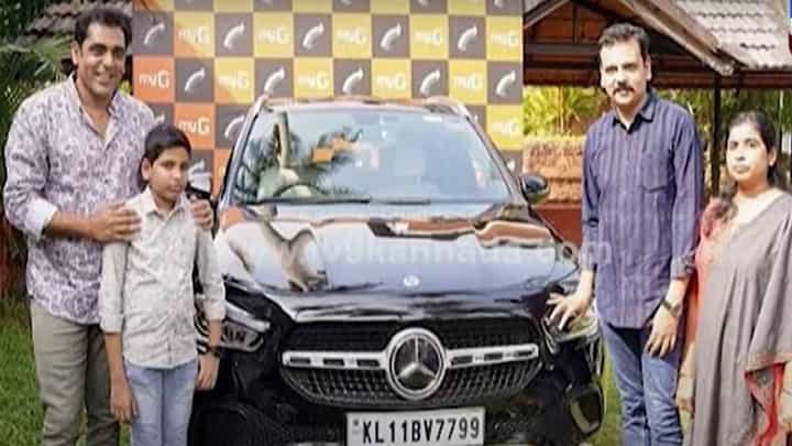 ತನ್ನಲ್ಲಿ ಕೆಲಸ ಮಾಡುವ ಉದ್ಯೋಗಿಯೊಬ್ಬರಿಗೆ ರೂ. 45 ಲಕ್ಷ ಬೆಲೆಯ ಕಾರನ್ನು ಗಿಫ್ಟ್ ಮಾಡಿದರು ಕೇರಳದ ಒಬ್ಬ ವ್ಯಾಪಾರಿ!! ತನ್ನಲ್ಲಿ ಕೆಲಸ ಮಾಡುವ ಉದ್ಯೋಗಿಯೊಬ್ಬರಿಗೆ ರೂ. 45 ಲಕ್ಷ ಬೆಲೆಯ ಕಾರನ್ನು ಗಿಫ್ಟ್ ಮಾಡಿದರು ಕೇರಳದ ಒಬ್ಬ ವ್ಯಾಪಾರಿ!!