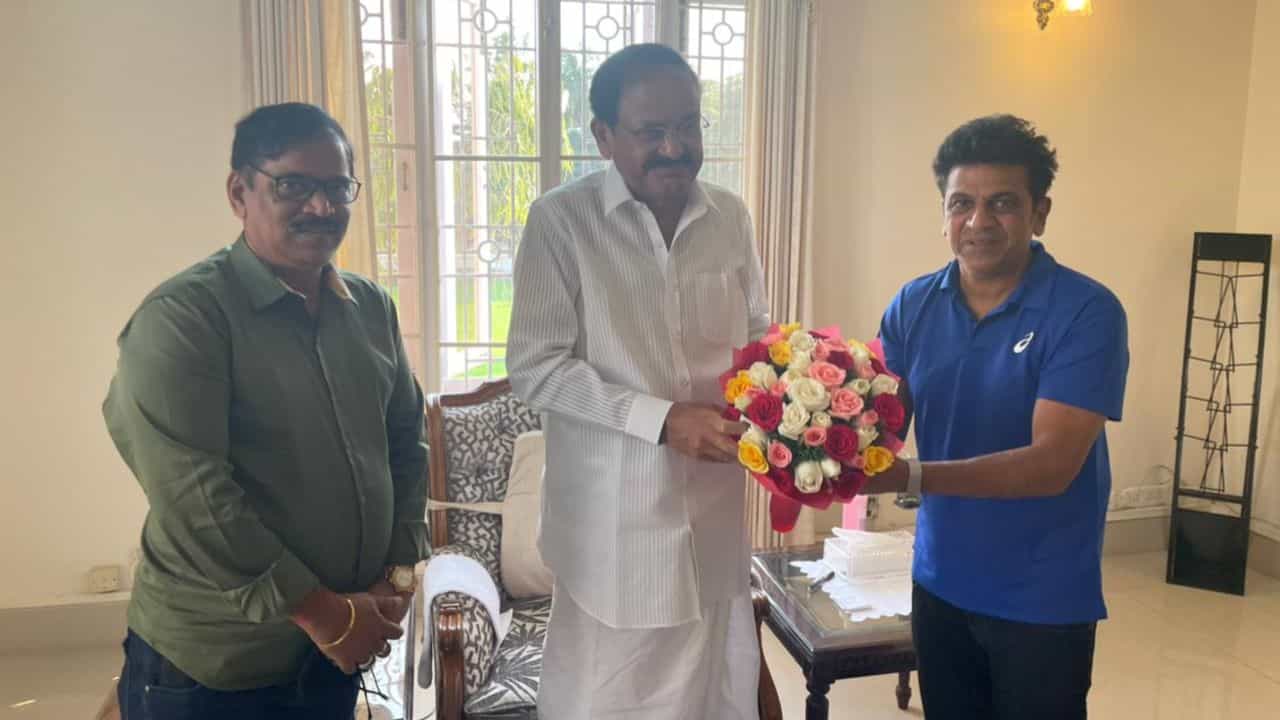 ನಟ ಶಿವರಾಜ್ಕುಮಾರ್ ಚೆನ್ನೈಗೆ ಭೇಟಿ ನೀಡಿದ್ದಾರೆ. ಈ ವೇಳೆ ರಾಜಭವನಕ್ಕೆ ತೆರಳಿ ಉಪರಾಷ್ಟ್ರಪತಿ ವೆಂಕಯ್ಯ ನಾಯ್ಡು ಅವರನ್ನು ಭೇಟಿ ಆಗಿದ್ದಾರೆ. ಈ ಸಂದರ್ಭದ ಫೋಟೋಗಳು ಲಭ್ಯವಾಗಿವೆ.