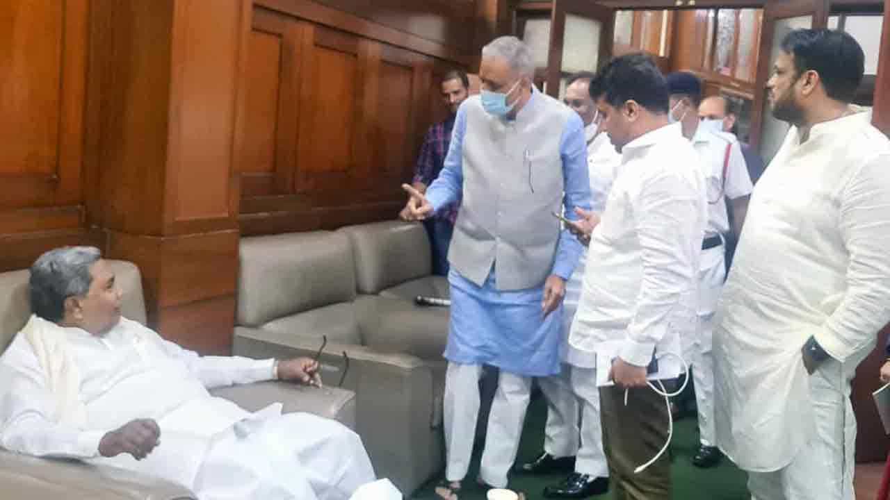 ಸದನದಲ್ಲಿ ಅಹೋರಾತ್ರಿ ಧರಣಿಗೆ ಕಾಂಗ್ರೆಸ್ ನಿರ್ಧಾರ: ಮನವೊಲಿಕೆಗೆ ಅಶೋಕ್, ಯಡಿಯೂರಪ್ಪ, ಕಾಗೇರಿ ಪ್ರಯತ್ನ ಸದನದಲ್ಲಿ ಅಹೋರಾತ್ರಿ ಧರಣಿಗೆ ಕಾಂಗ್ರೆಸ್ ನಿರ್ಧಾರ: ಮನವೊಲಿಕೆಗೆ ಅಶೋಕ್, ಯಡಿಯೂರಪ್ಪ, ಕಾಗೇರಿ ಪ್ರಯತ್ನ