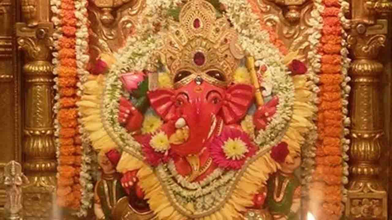 ಸಿದ್ಧಿವಿನಾಯಕ್, ಮುಂಬೈ(Siddhivinayak Temple Mumbai): ಸಿದ್ಧಿವಿನಾಯಕನ ದೇವಾಲಯವು ಮುಂಬೈನ ಪ್ರಭಾದೇವಿಯಲ್ಲಿದೆ. ಇದನ್ನು ಭಾರತದ ಆರ್ಥಿಕ ರಾಜಧಾನಿ ಎಂದು ಕರೆಯಲಾಗುತ್ತದೆ. ಗಣಪತಿಯ ಈ ಪವಿತ್ರ ದೇವಾಲಯವು ದೇಶದ ಶ್ರೀಮಂತ ದೇವಾಲಯಗಳಲ್ಲಿ ಒಂದಾಗಿದೆ. ಮಹಾರಾಷ್ಟ್ರದ ಅಷ್ಟವಿನಾಯಕನಲ್ಲಿಲ್ಲದಿರುವುದಕ್ಕಿಂತ, ಈ ದೇವಾಲಯದ ಮಹಿಮೆ ದೇಶದ ಯಾವುದೇ ಪ್ರಸಿದ್ಧ ಗಣೇಶ ದೇವಾಲಯಗಳಿಗಿಂತ ಕಡಿಮೆಯಿಲ್ಲ. ಈ ಪುಣ್ಯ ಗಣಪತಿಯ ದರ್ಶನಕ್ಕೆ ದೇಶ-ವಿದೇಶಗಳಿಂದ ಅಪಾರ ಸಂಖ್ಯೆಯ ಭಕ್ತರು ಪ್ರತಿದಿನ ಆಗಮಿಸುತ್ತಾರೆ.