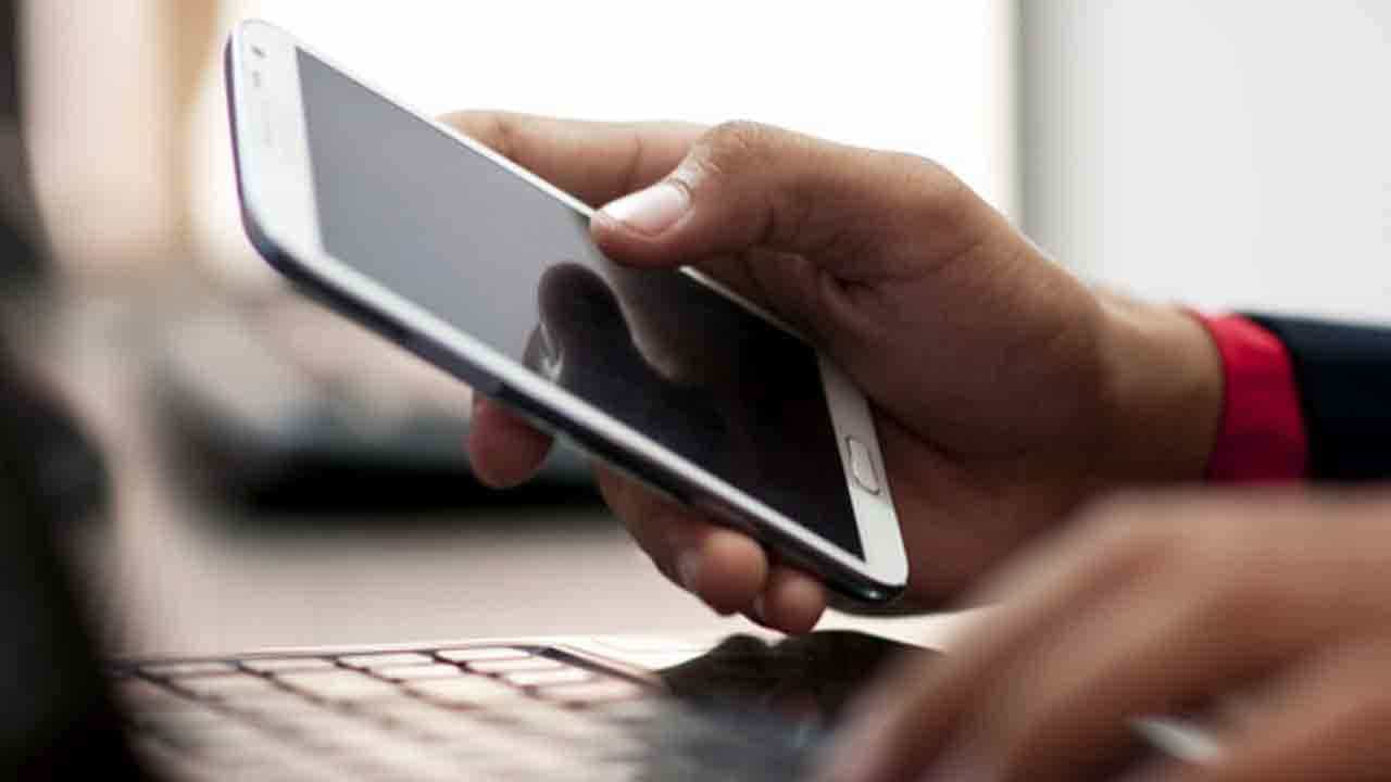 Tips and Tricks: ಈ ಟಿಪ್ಸ್ ಮತ್ತು ಟ್ರಿಕ್ಗಳನ್ನು ಪ್ರಯೋಗಿಸಿ ನಿಮ್ಮ ಸ್ಮಾರ್ಟ್ಫೋನ್ ಅನ್ನು ಸೂಪರ್ ಫಾಸ್ಟ್ ಮಾಡಿ Tips and Tricks: ಈ ಟಿಪ್ಸ್ ಮತ್ತು ಟ್ರಿಕ್ಗಳನ್ನು ಪ್ರಯೋಗಿಸಿ ನಿಮ್ಮ ಸ್ಮಾರ್ಟ್ಫೋನ್ ಅನ್ನು ಸೂಪರ್ ಫಾಸ್ಟ್ ಮಾಡಿ