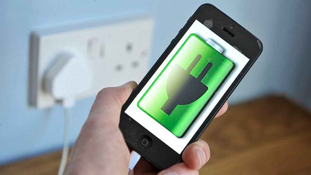 Smartphone Tips: ಸ್ಮಾರ್ಟ್ಫೋನ್ ಚಾರ್ಜ್ಗೆ ಹಾಕಿದಾಗ ಬಿಸಿಯಾಗುತ್ತಿದ್ದರೆ ನಿರ್ಲಕ್ಷಿಸದಿರಿ: ಹೀಗೆ ಮಾಡಿ Smartphone Tips: ಸ್ಮಾರ್ಟ್ಫೋನ್ ಚಾರ್ಜ್ಗೆ ಹಾಕಿದಾಗ ಬಿಸಿಯಾಗುತ್ತಿದ್ದರೆ ನಿರ್ಲಕ್ಷಿಸದಿರಿ: ಹೀಗೆ ಮಾಡಿ