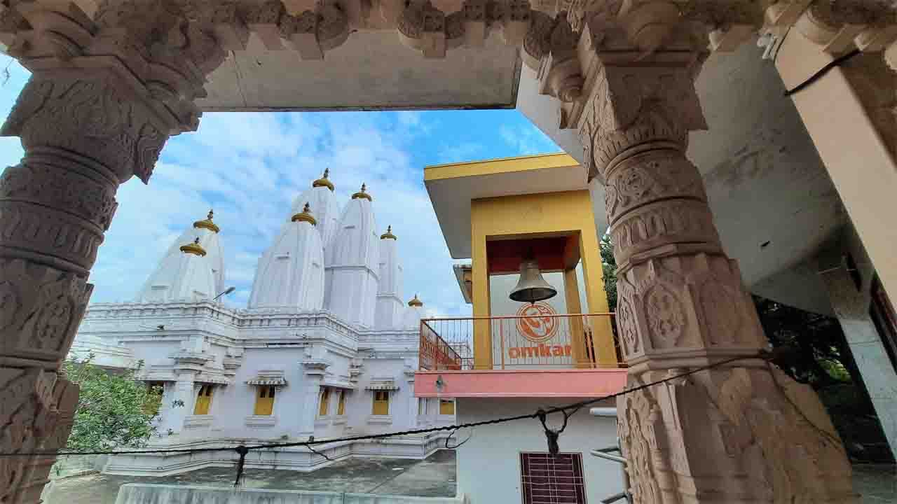 ದ್ವಾದಶ ಜ್ಯೋತಿರ್ಲಿಂಗ ದೇವಾಲಯ(Sri Dwadasha Jyotirlinga Shiva Temple) ಬೆಂಗಳೂರಿನ ಶ್ರೀನಿವಾಸಪುರದ ಬಳಿ ಓಂಕಾರೇಶ್ವರ ಗುಡ್ಡದಲ್ಲಿ ಈ ದ್ವಾದಶ ಜ್ಯೋತಿರ್ಲಿಂಗ ದೇವಸ್ಥಾನವಿದೆ. ಶಿವರಾತ್ರಿಯಂದು ಭೇಟಿ ನೀಡಿ ಮಹಾದೇವನ ದರ್ಶನ ಪಡೆದು ಬರಲು ಉತ್ತಮ ಸ್ಥಳವಾಗಿದೆ. ಇಲ್ಲಿ, ಭಾರತದಾದ್ಯಂತ ಇರುವ 12 ಜ್ಯೋತಿರ್ಲಿಂಗ ದೇವಾಲಯಗಳ ಮಾದರಿಯನ್ನು ಹೊಂದಿದೆ. ಇಲ್ಲಿ 12 ಜ್ಯೋತಿರ್ಲಿಂಗ ಹಾಗೂ ಓಂಕಾರೇಶ್ವರ ಜ್ಯೋತಿರ್ಲಿಂಗವಿದೆ. 