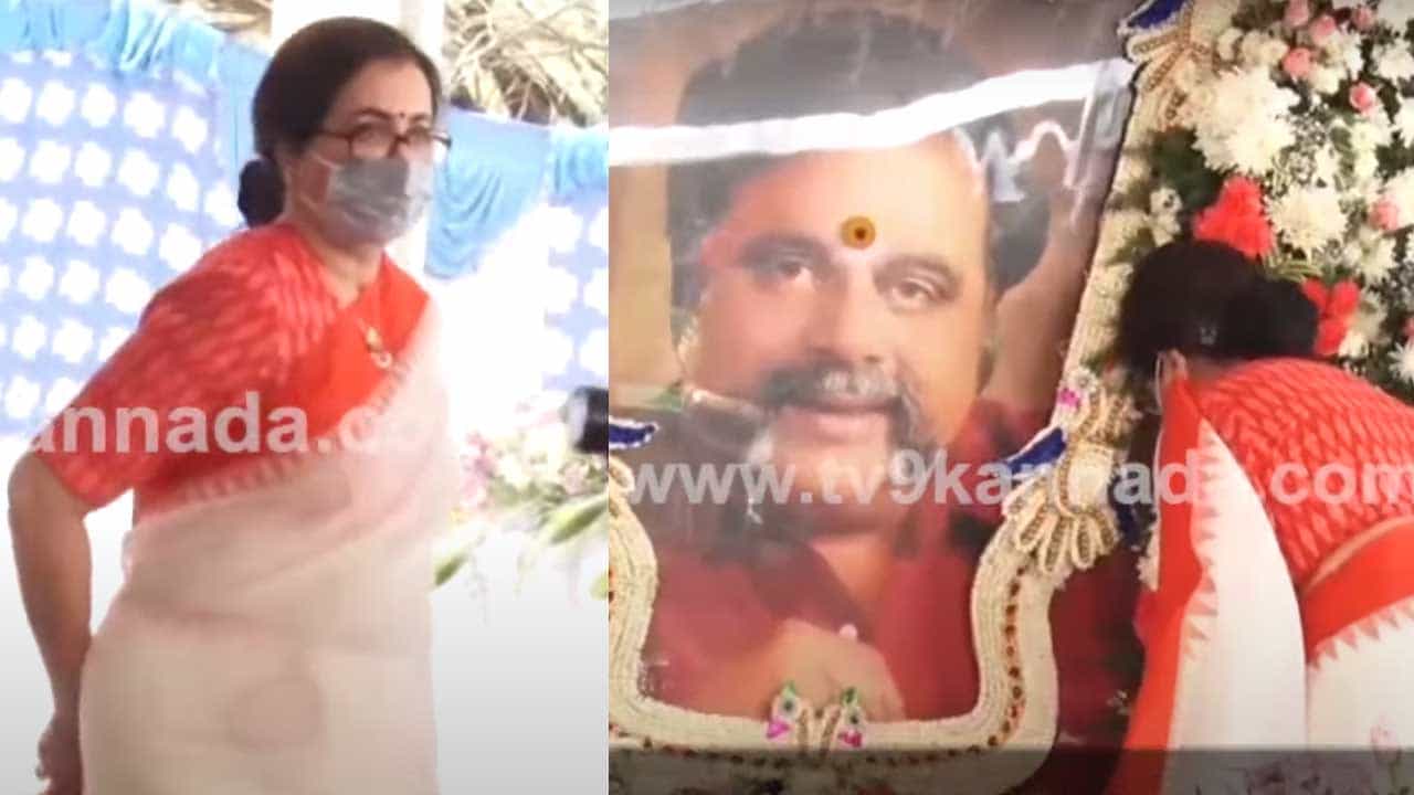 ಅಂಬರೀಷ್ ಸ್ಮಾರಕ ನಿರ್ಮಾಣಕ್ಕೆ ಭೂಮಿ ಪೂಜೆ; ಅವರು ಸಂಪಾದಿಸಿದ್ದು ಹಣವನ್ನಲ್ಲ, ಅಭಿಮಾನಿಗಳನ್ನು ಎಂದ ಸುಮಲತಾ ಅಂಬರೀಷ್ ಸ್ಮಾರಕ ನಿರ್ಮಾಣಕ್ಕೆ ಭೂಮಿ ಪೂಜೆ; ಅವರು ಸಂಪಾದಿಸಿದ್ದು ಹಣವನ್ನಲ್ಲ, ಅಭಿಮಾನಿಗಳನ್ನು ಎಂದ ಸುಮಲತಾ