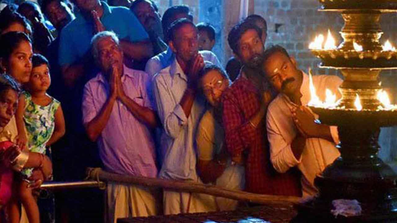 ಕೇರಳ: ಹಿರಿಯ ಮುಸ್ಲಿಂ ವ್ಯಕ್ತಿಯ ನಿಧನಕ್ಕೆ ಶೋಕ ವ್ಯಕ್ತಪಡಿಸಿ ವಾರ್ಷಿಕ ಮಹೋತ್ಸವ ರದ್ದು ಮಾಡಿದ ಹಿಂದೂ ದೇವಾಲಯ ಕೇರಳ: ಹಿರಿಯ ಮುಸ್ಲಿಂ ವ್ಯಕ್ತಿಯ ನಿಧನಕ್ಕೆ ಶೋಕ ವ್ಯಕ್ತಪಡಿಸಿ ವಾರ್ಷಿಕ ಮಹೋತ್ಸವ ರದ್ದು ಮಾಡಿದ ಹಿಂದೂ ದೇವಾಲಯ