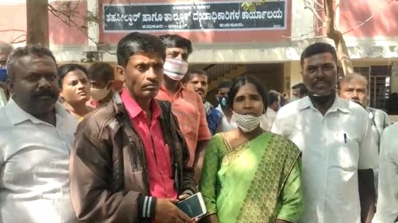 ತುಮಕೂರು: ಬದುಕಿರುವ ಗ್ರಾ.ಪಂ. ಸದಸ್ಯ ಸತ್ತಿದ್ದಾನೆಂದು ವೋಟರ್ ಐಡಿ ರದ್ದು; ತಹಶೀಲ್ದಾರ್ಗೆ ದೂರು ಸಲ್ಲಿಕೆ! ತುಮಕೂರು: ಬದುಕಿರುವ ಗ್ರಾ.ಪಂ. ಸದಸ್ಯ ಸತ್ತಿದ್ದಾನೆಂದು ವೋಟರ್ ಐಡಿ ರದ್ದು; ತಹಶೀಲ್ದಾರ್ಗೆ ದೂರು ಸಲ್ಲಿಕೆ!