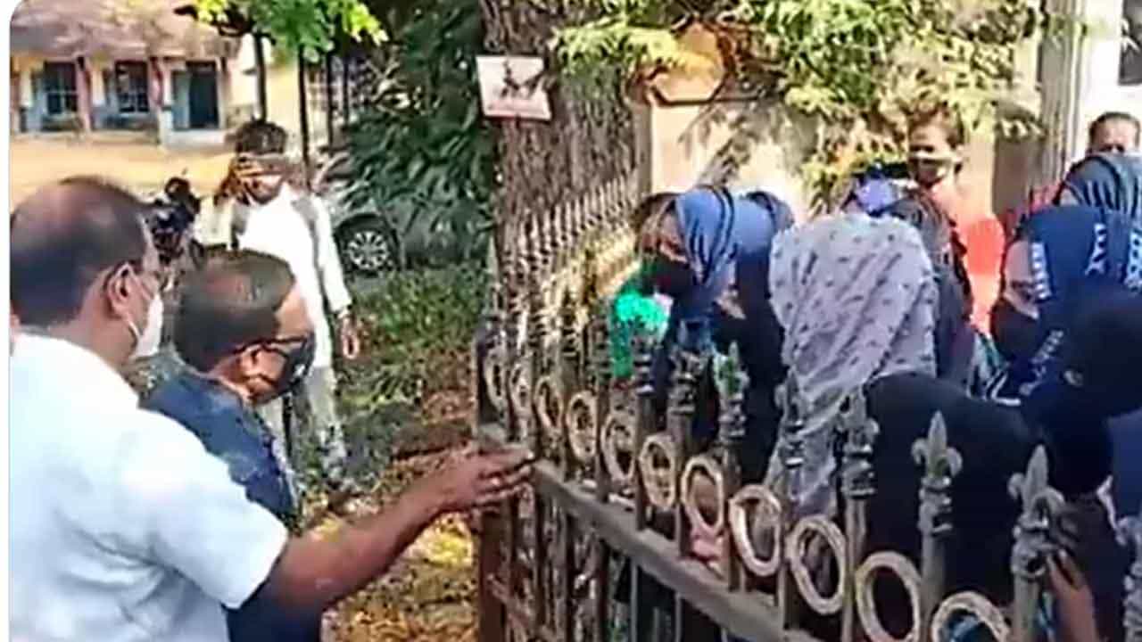 ಕುಂದಾಪುರ ಪದವಿ ಪೂರ್ವ ಕಾಲೇಜು ಆವರಣ ಪ್ರವೇಶಿಸದಂತೆ ಹಿಜಾಬ್ ಧರಿಸಿದ ವಿದ್ಯಾರ್ಥಿಗಳನ್ನು ತಡೆದ ಪ್ರಿನ್ಸಿಪಾಲ್ ಕುಂದಾಪುರ ಪದವಿ ಪೂರ್ವ ಕಾಲೇಜು ಆವರಣ ಪ್ರವೇಶಿಸದಂತೆ ಹಿಜಾಬ್ ಧರಿಸಿದ ವಿದ್ಯಾರ್ಥಿಗಳನ್ನು ತಡೆದ ಪ್ರಿನ್ಸಿಪಾಲ್