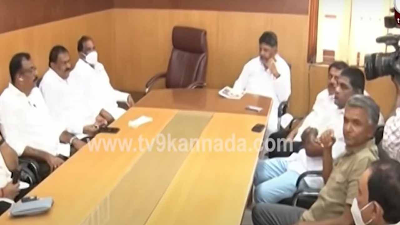 ಕಾಂಗ್ರೆಸ್ ಶಾಸಕರ ಸಭೆಯಲ್ಲಿ ಸಿದ್ದರಾಮಯ್ಯ ಗೈರಾಗಿದ್ದರೆ ಜಮೀರ್, ಡಿಕೆ ಶಿವಕುಮಾರ ಮತ್ತು ಡಿಕೆ ಸುರೇಶ್ ನಡುವೆ ಕೂತುಬಿಟ್ಟರು!!