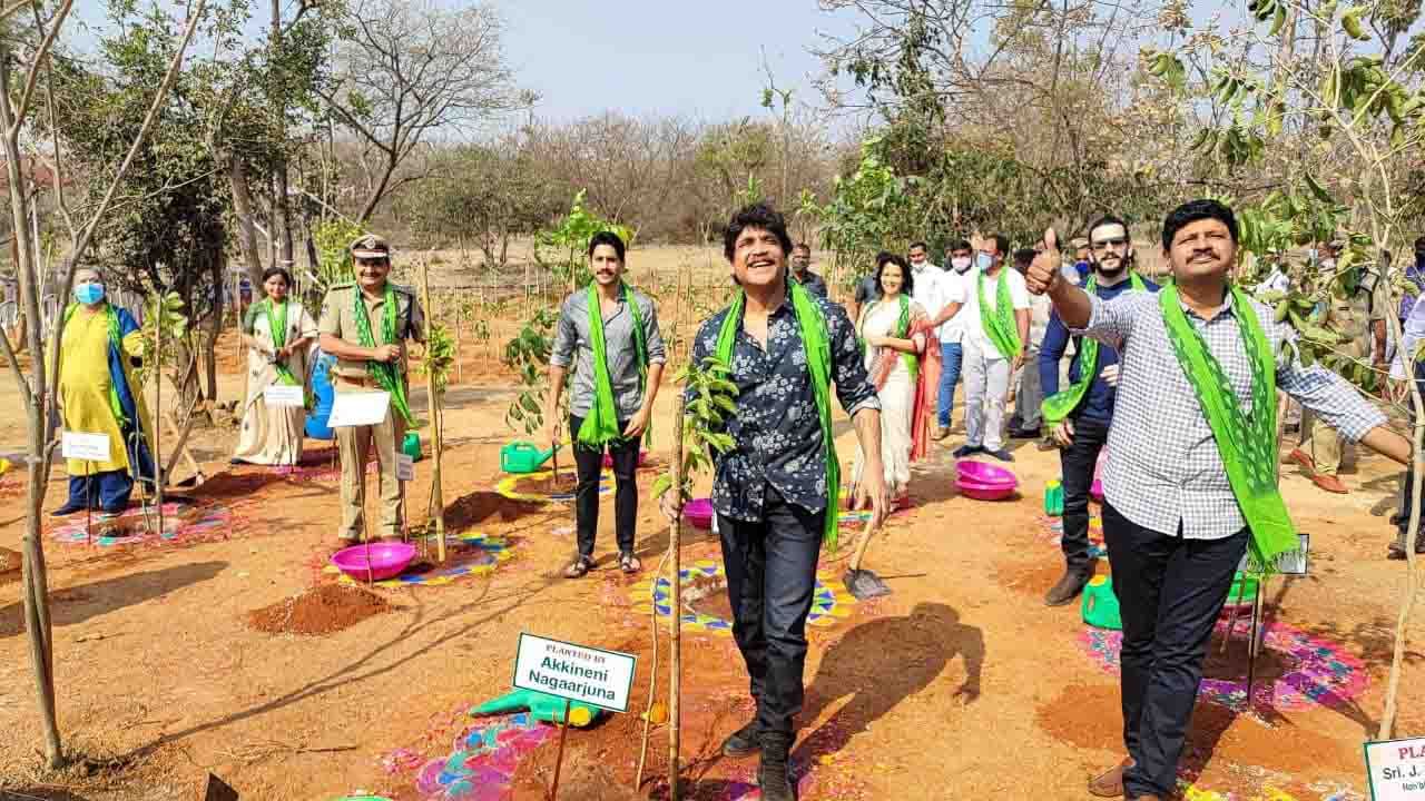 ಅಕ್ಕಿನೇನಿ ನಾಗಾರ್ಜುನ, ಅಮಲಾ, ನಾಗ ಚೈತನ್ಯ,  ಎಂಪಿ ಜೆ. ಸಂತೋಷ್​ ಮೊದಲಾದವರು ಈ ಕಾರ್ಯಕ್ರಮದಲ್ಲಿ ಪಾಲ್ಗೊಂಡಿದ್ದರು. ಈ ಕಾಡನ್ನು ಬೆಳೆಸಲು ನಾಗಾರ್ಜುನ ಅವರು ಎರಡು ಕೋಟಿ ರೂಪಾಯಿ ಚೆಕ್​ ನೀಡಿದ್ದಾರೆ.