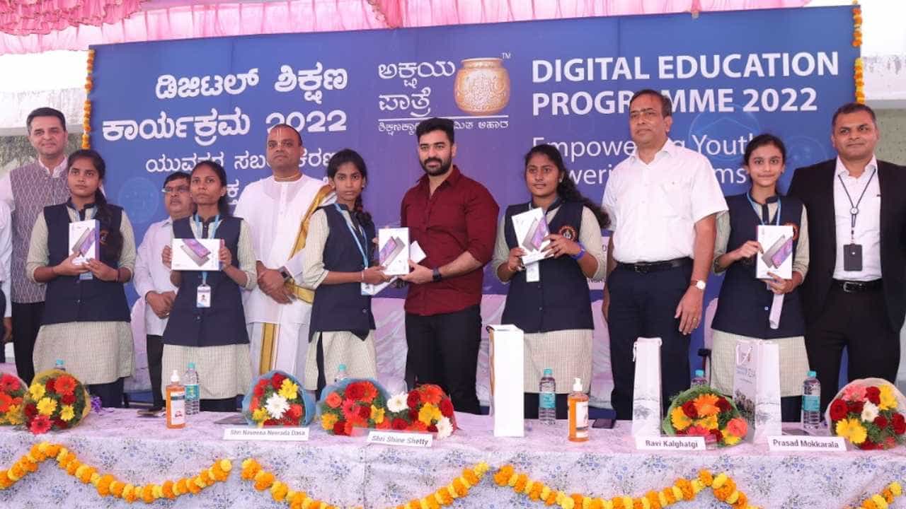 ಬಸವನಗುಡಿ ಸರ್ಕಾರಿ ಪ್ರೌಢಶಾಲೆಯ ಪಿಯುಸಿ ವಿದ್ಯಾರ್ಥಿನಿಗಳಿಗೆ 235 ಆಂಡ್ರಾಯ್ಡ್ ಟ್ಯಾಬ್ಲೆಟ್ ನೀಡಿದ ಅಕ್ಷಯ ಪಾತ್ರ ಫೌಂಡೇಶನ್