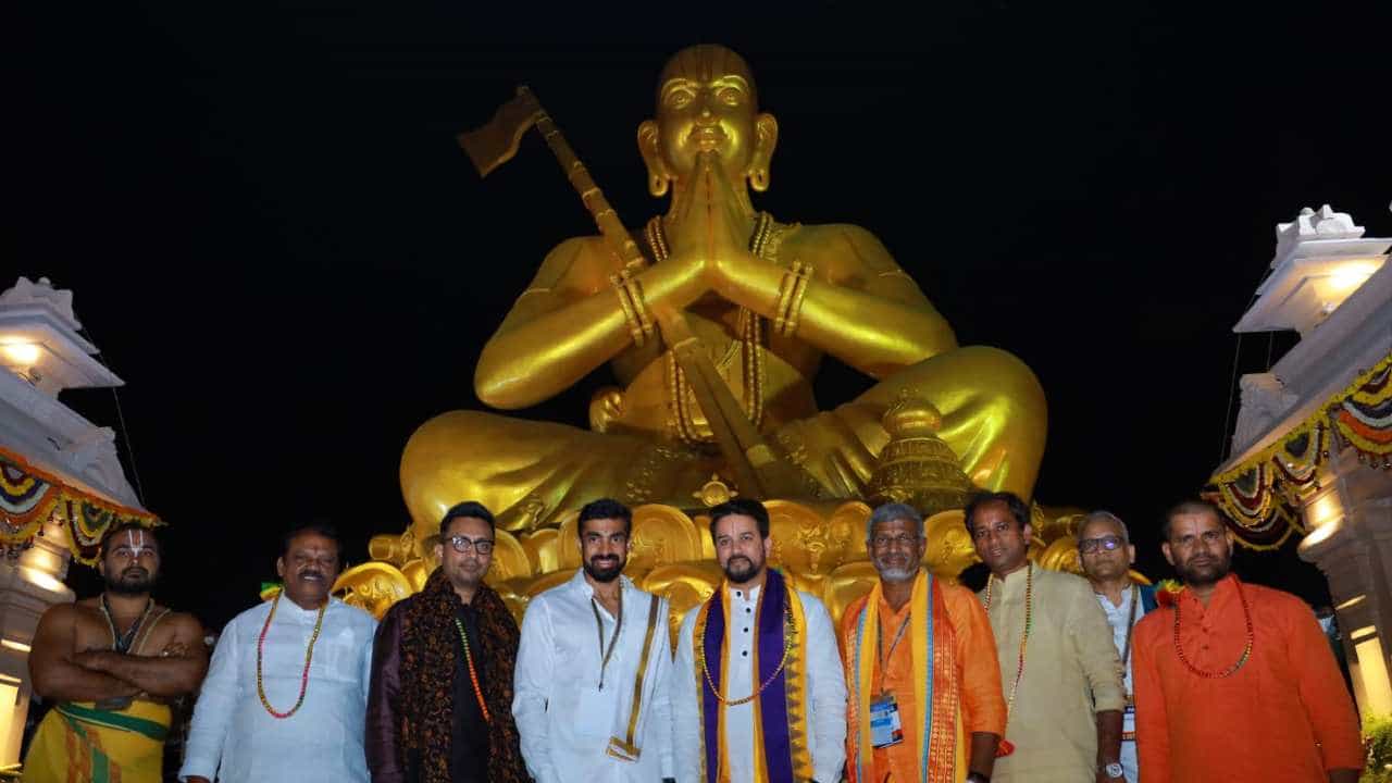 ಹೈದರಾಬಾದ್ನ ಹೊರವಲಯದಲ್ಲಿ ಇರುವ ರಂಗಾರೆಡ್ಡಿ ಜಿಲ್ಲೆಯ ಮುಚ್ಚಿಂತಲ್ನಲ್ಲಿ ಶ್ರೀರಾಮಾನುಜಾಚಾರ್ಯರ ಸಹಸ್ರಮಾನೋತ್ಸವ/ ಸಹಸ್ರಾಬ್ದಿ ಕಾರ್ಯಕ್ರಮ ನಡೆಯುತ್ತಿದೆ. ರಾಮಾನುಜರ ಪ್ರತಿಮೆ ಸ್ಥಳಕ್ಕೆ ಭಾನುವಾರ (ಫೆಬ್ರವರಿ 13) ಕೇಂದ್ರ ಮಾಹಿತಿ ಮತ್ತು ಪ್ರಸಾರ ಸಚಿವ ಅನುರಾಗ್ ಠಾಕೂರ್ ಭೇಟಿ ನೀಡಿದ್ದಾರೆ. ಈ ವೇಳೆ, ತ್ರಿದಂಡಿ ಚಿನ್ನಜೀಯರ್ಶ್ರೀ, ಮೈ ಹೋಮ್ಸ್ ಗ್ರೂಪ್ ಚೇರ್ಮನ್ ಡಾ.ರಾಮೇಶ್ವರ ರಾವ್ ಉಪಸ್ಥಿತಿ ವಹಿಸಿದ್ದಾರೆ.