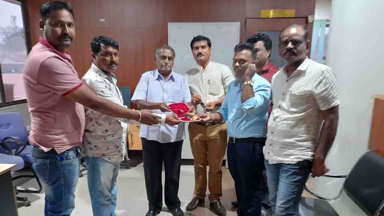 ಬಿಆರ್ಟಿಎಸ್ ಬಸ್ನಲ್ಲಿ ಮರೆತು ಹೋಗಿದ್ದ 3ಲಕ್ಷದ ಚಿನ್ನಾಭರಣ ವಾಪಸ್ ಕೊಟ್ಟ ಸಿಬ್ಬಂದಿ, ಕಾರ್ಯವೈಖರಿಗೆ ಮೆಚ್ಚುಗೆ ಬಿಆರ್ಟಿಎಸ್ ಬಸ್ನಲ್ಲಿ ಮರೆತು ಹೋಗಿದ್ದ 3ಲಕ್ಷದ ಚಿನ್ನಾಭರಣ ವಾಪಸ್ ಕೊಟ್ಟ ಸಿಬ್ಬಂದಿ, ಕಾರ್ಯವೈಖರಿಗೆ ಮೆಚ್ಚುಗೆ