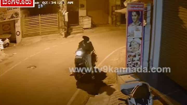 ಅಂಗಡಿಯೊಂದರಲ್ಲಿ 40 ಸಾವಿರ ಹಣ ದೋಚಿ ಕಳ್ಳ ಪರಾರಿ; ಸಿನಿಮೀಯ ಶೈಲಿಯಲ್ಲಿ ಚೇಸ್ ಮಾಡಿದ ಪೊಲೀಸರು ಅಂಗಡಿಯೊಂದರಲ್ಲಿ 40 ಸಾವಿರ ಹಣ ದೋಚಿ ಕಳ್ಳ ಪರಾರಿ; ಸಿನಿಮೀಯ ಶೈಲಿಯಲ್ಲಿ ಚೇಸ್ ಮಾಡಿದ ಪೊಲೀಸರು